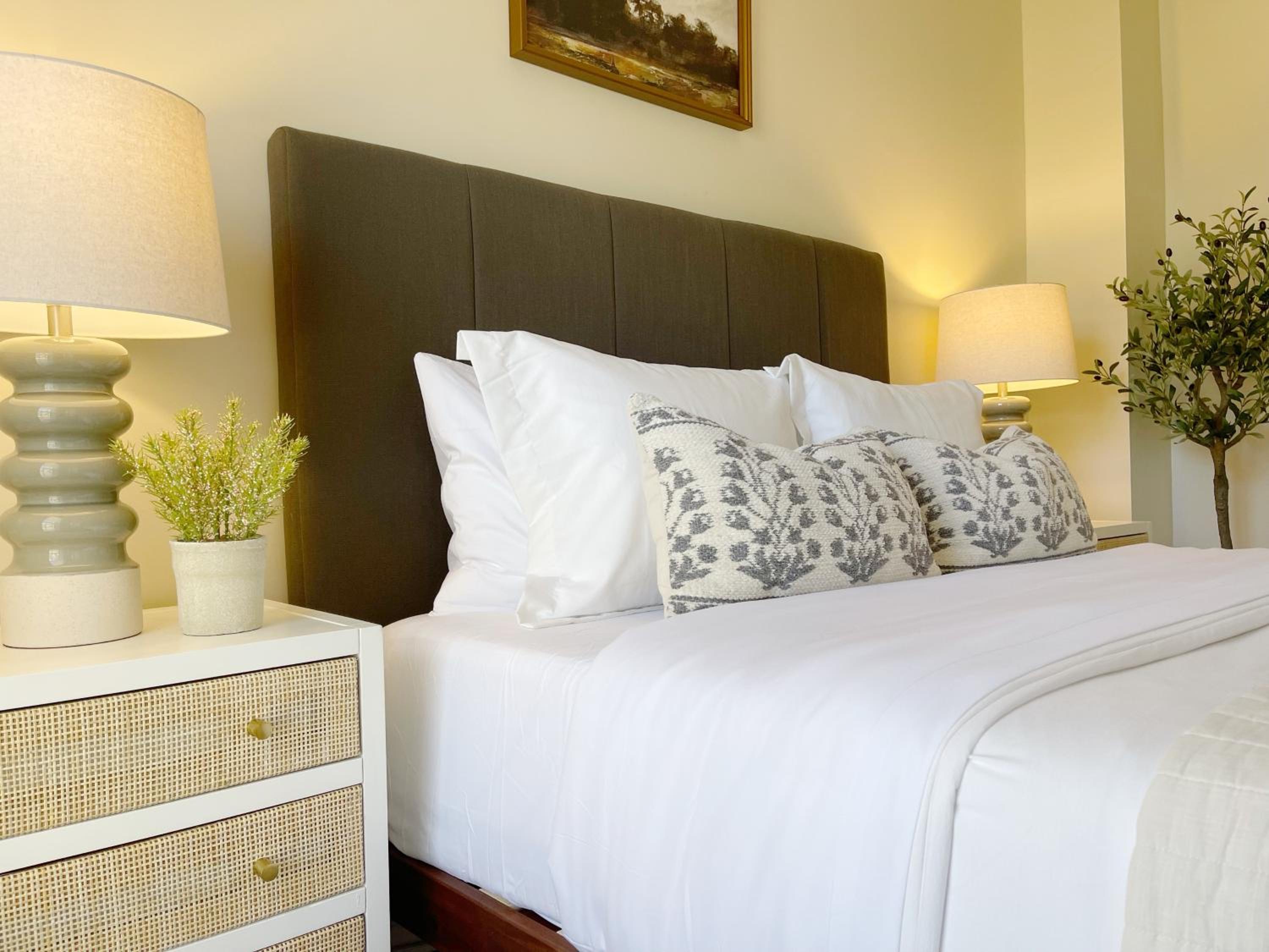 Large Home Sleeps 10 Beach & Downtown Dog Heaven