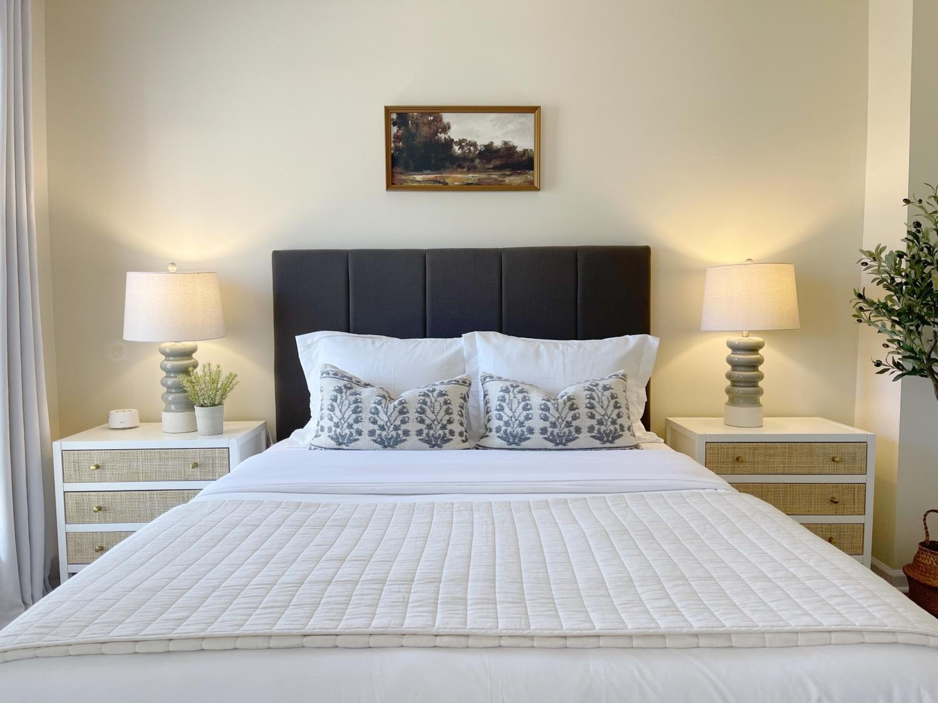 Large Home Sleeps 10 Beach & Downtown Dog Heaven