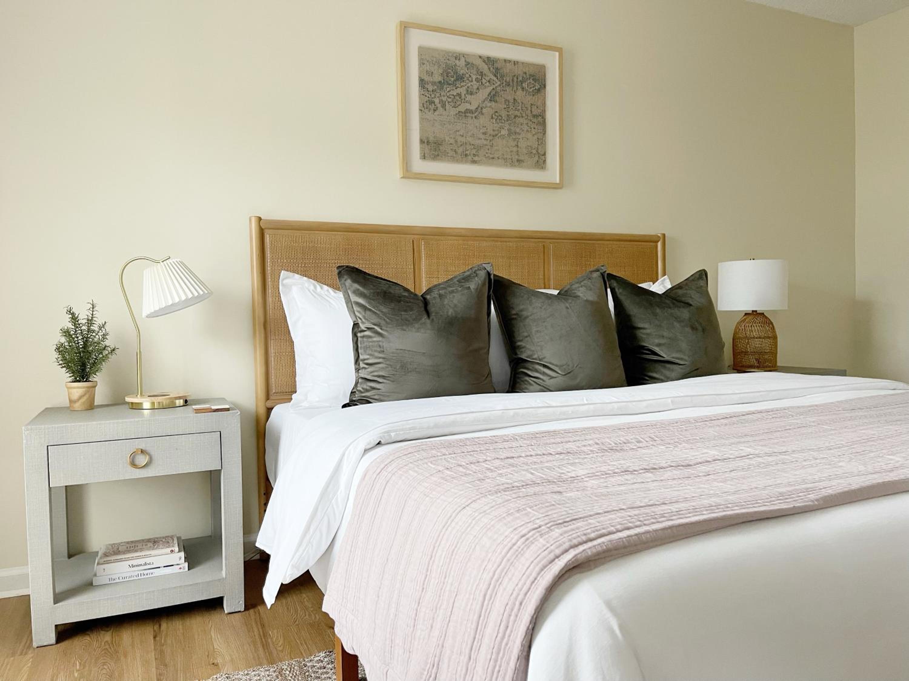 Large Home Sleeps 10 Beach & Downtown Dog Heaven