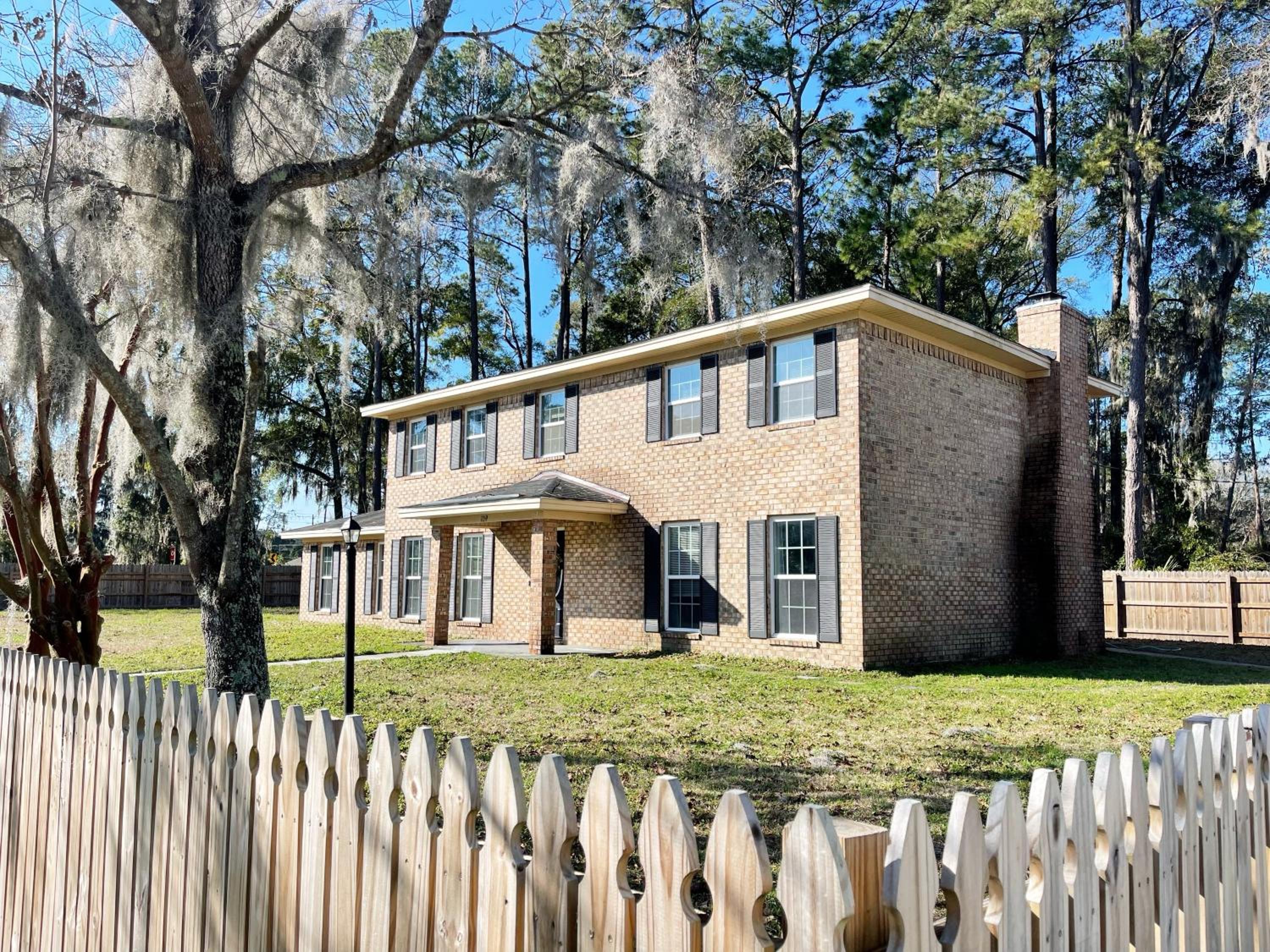 Large Home Sleeps 10 Beach & Downtown Dog Heaven
