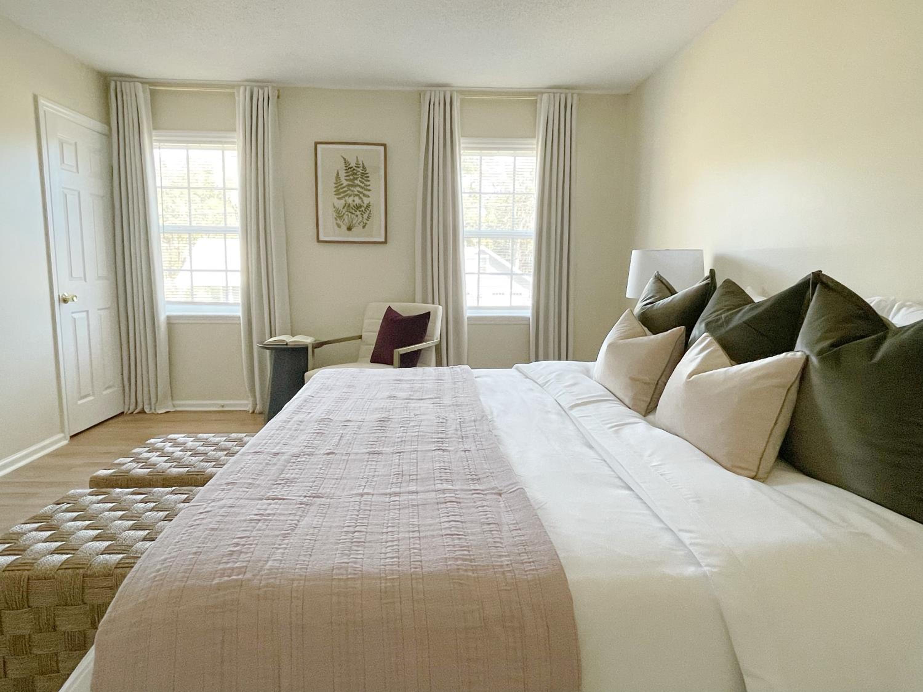 Large Home Sleeps 10 Beach & Downtown Dog Heaven