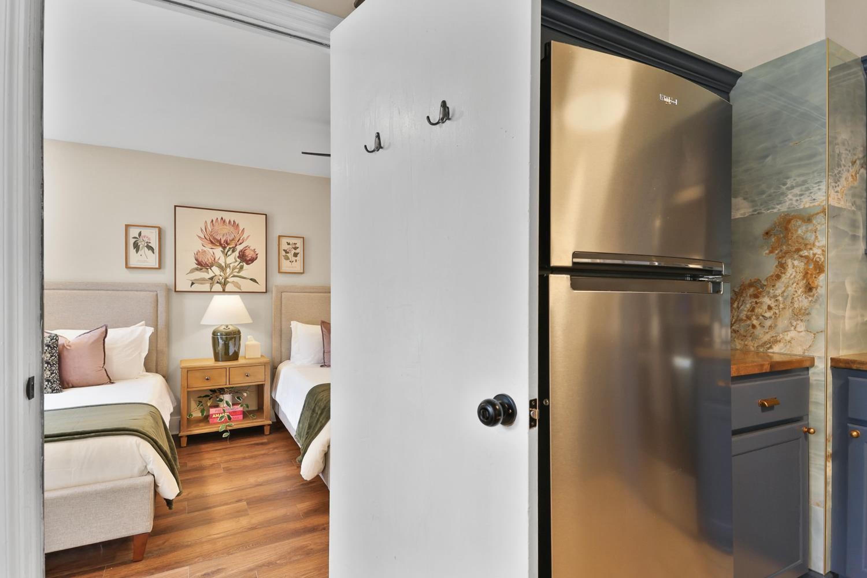 New Meets Nostalgic - Adorable Cottage Sleeps 8