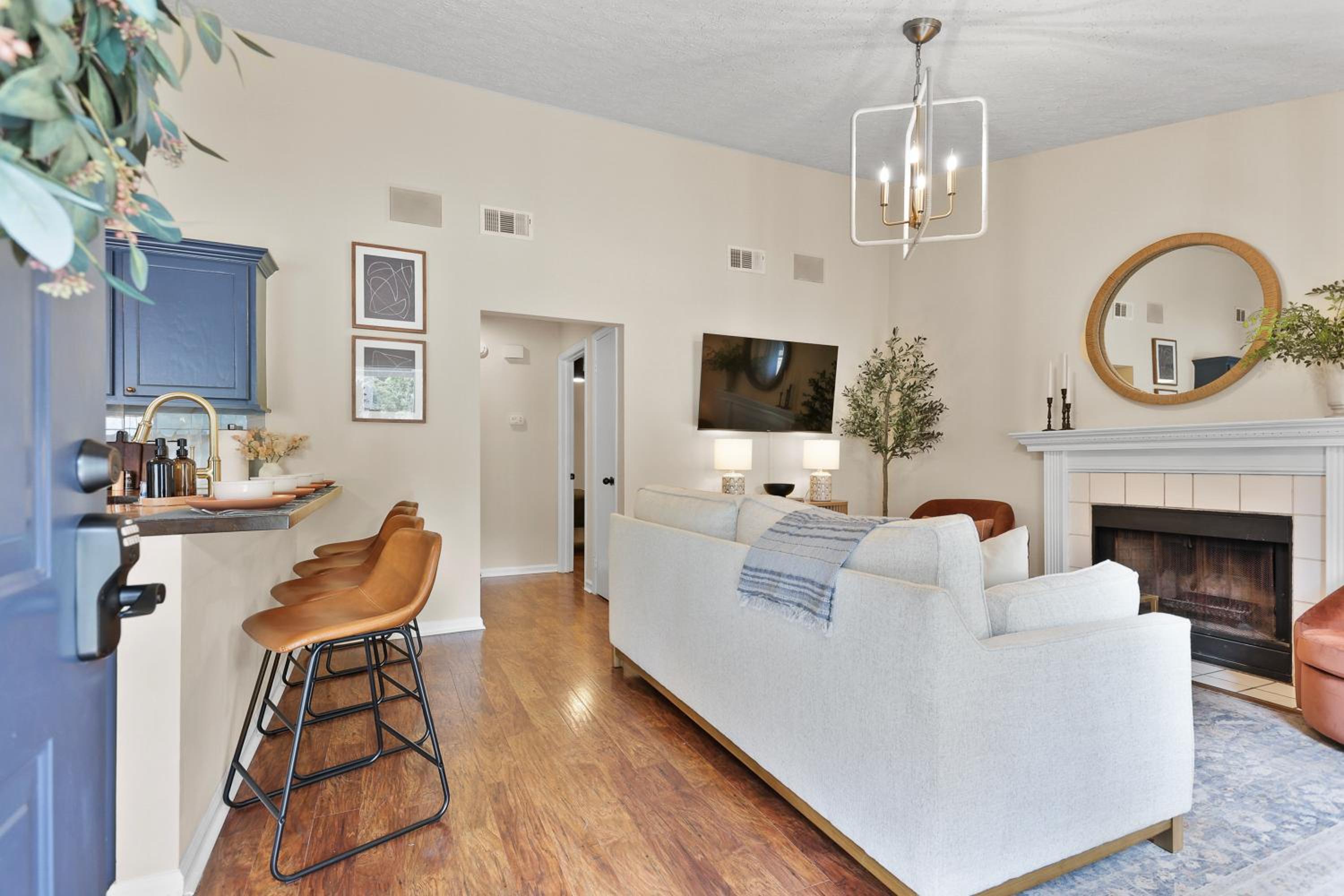 New Meets Nostalgic - Adorable Cottage Sleeps 8