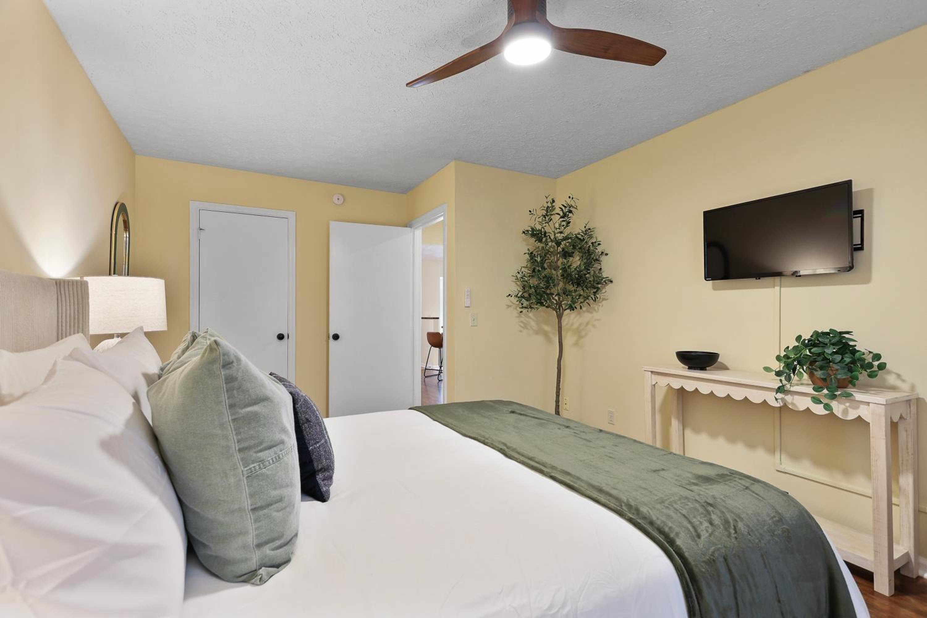 New Meets Nostalgic - Adorable Cottage Sleeps 8
