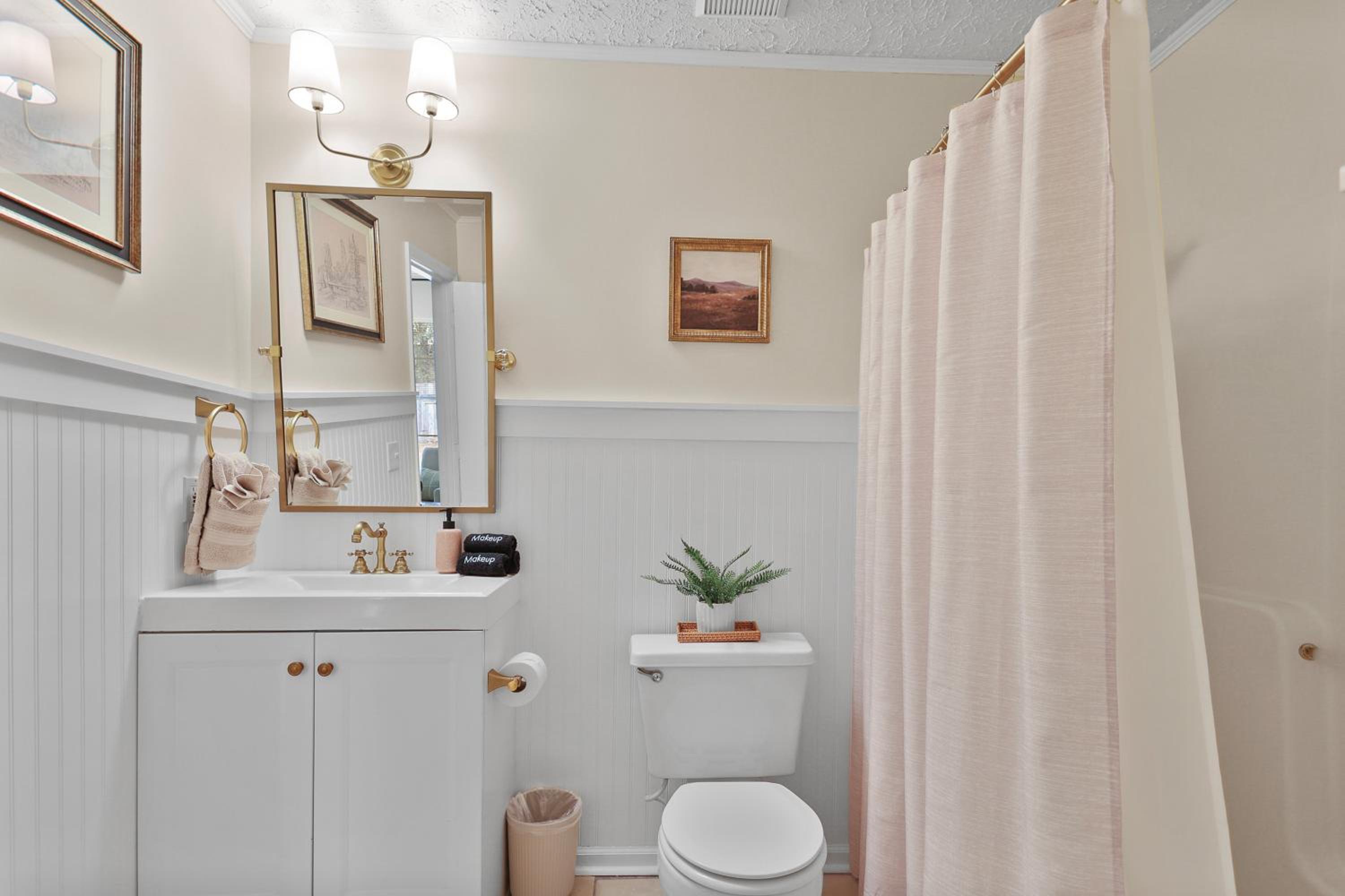 New Meets Nostalgic - Adorable Cottage Sleeps 8
