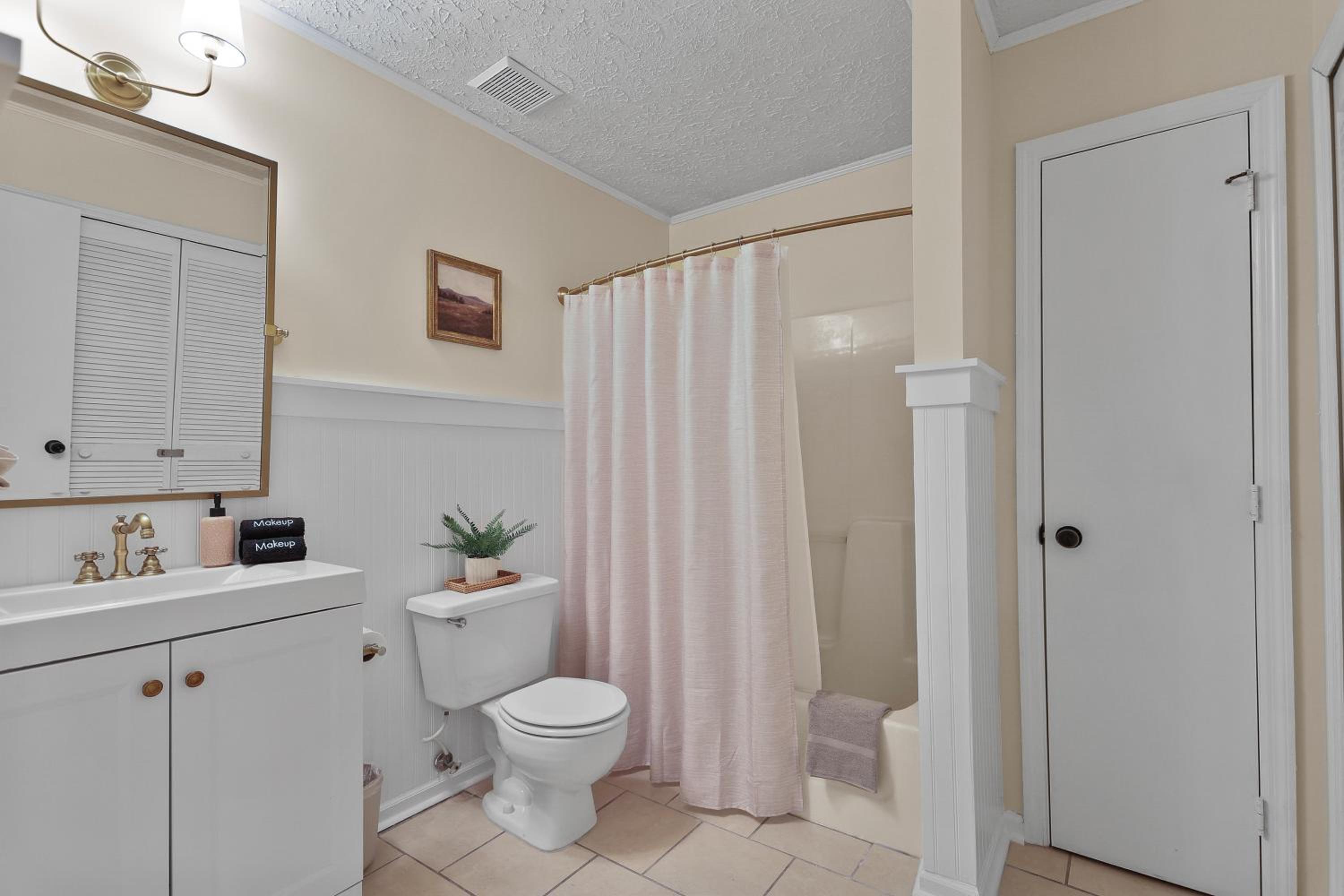 New Meets Nostalgic - Adorable Cottage Sleeps 8