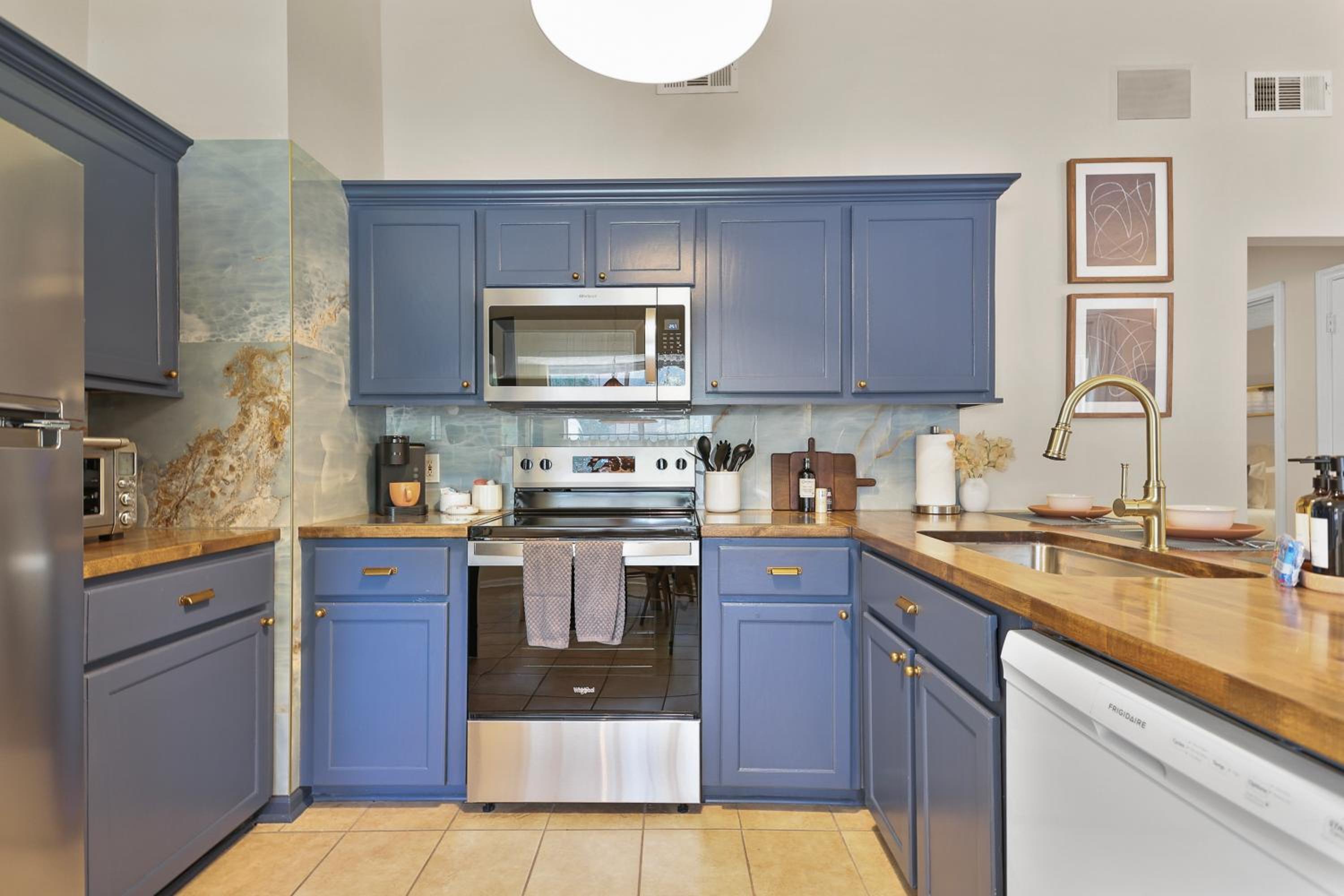New Meets Nostalgic - Adorable Cottage Sleeps 8