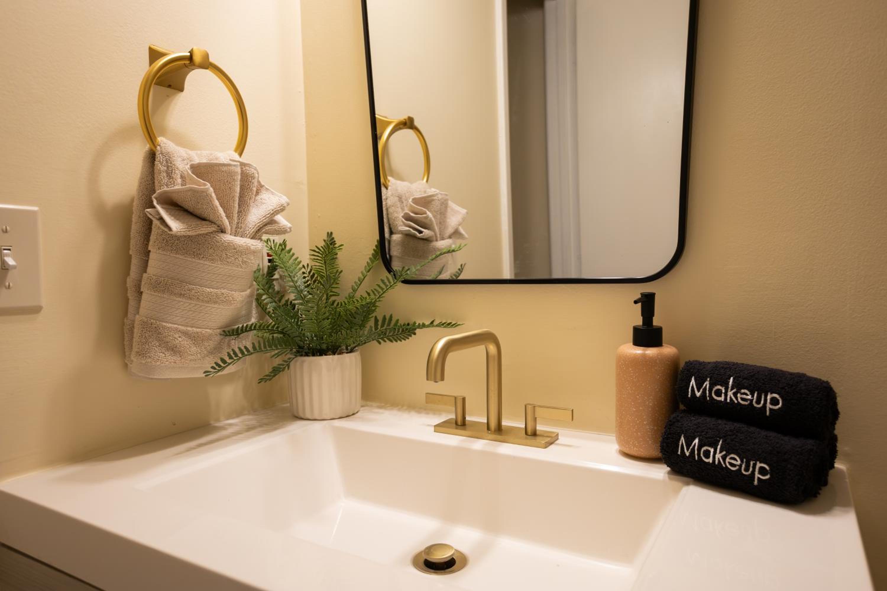 New Meets Nostalgic - Adorable Cottage Sleeps 8