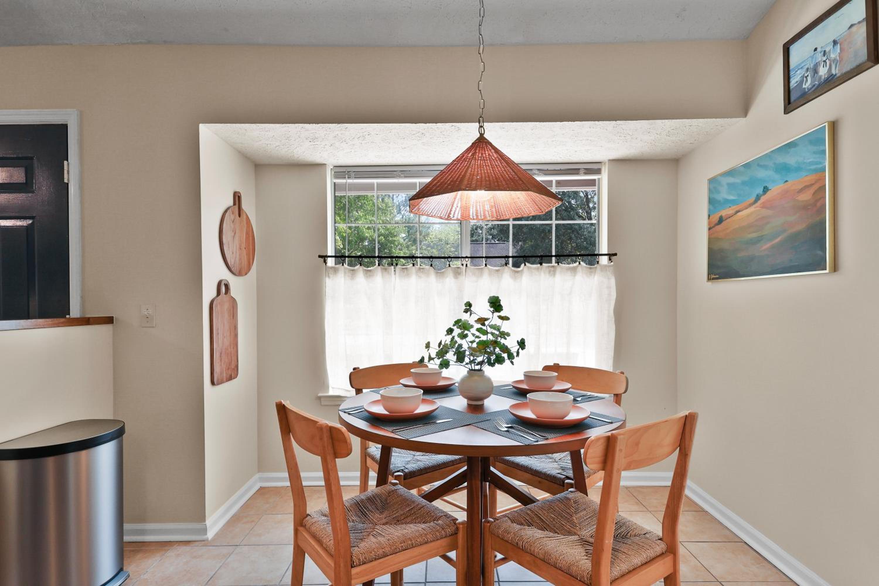 New Meets Nostalgic - Adorable Cottage Sleeps 8