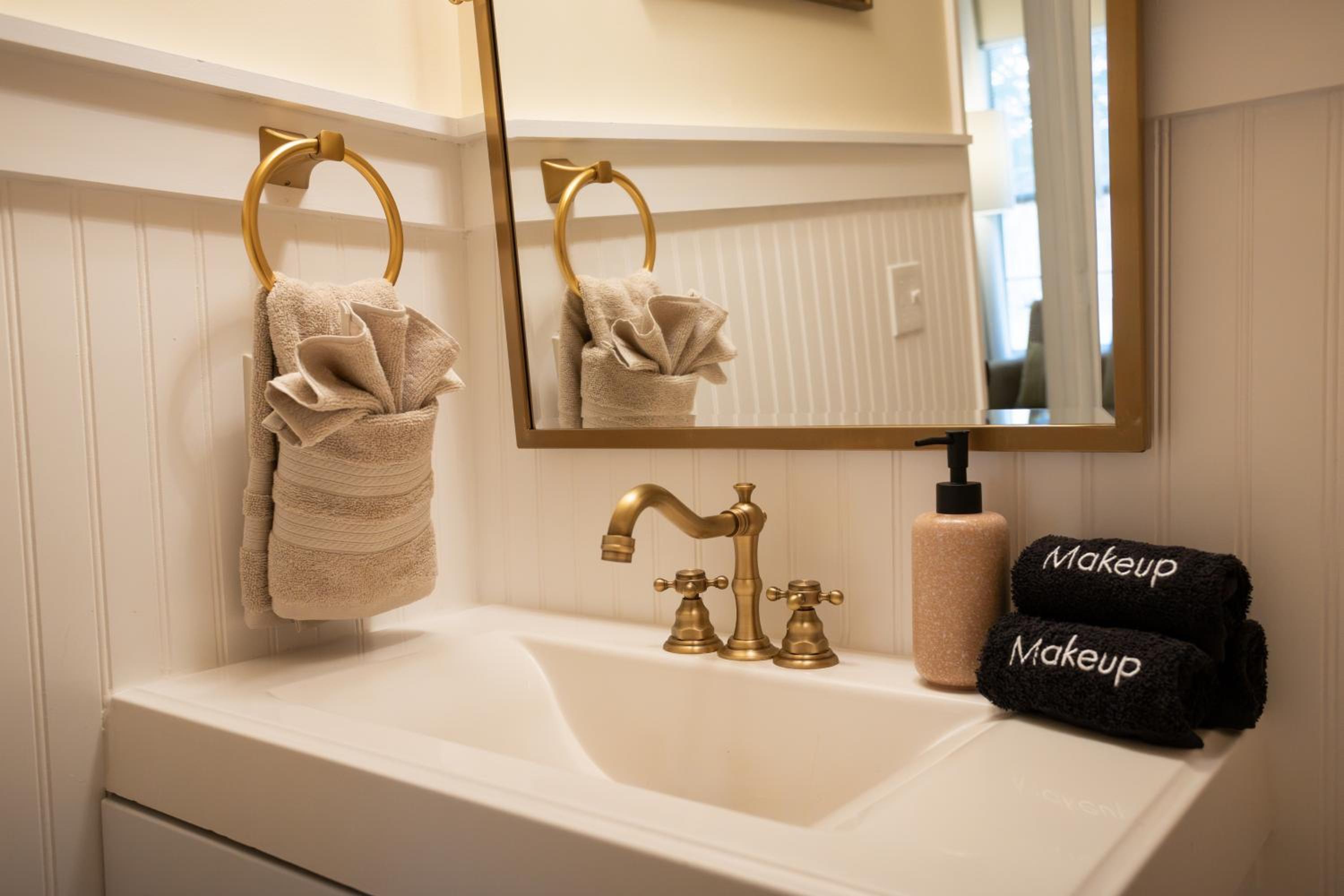 New Meets Nostalgic - Adorable Cottage Sleeps 8