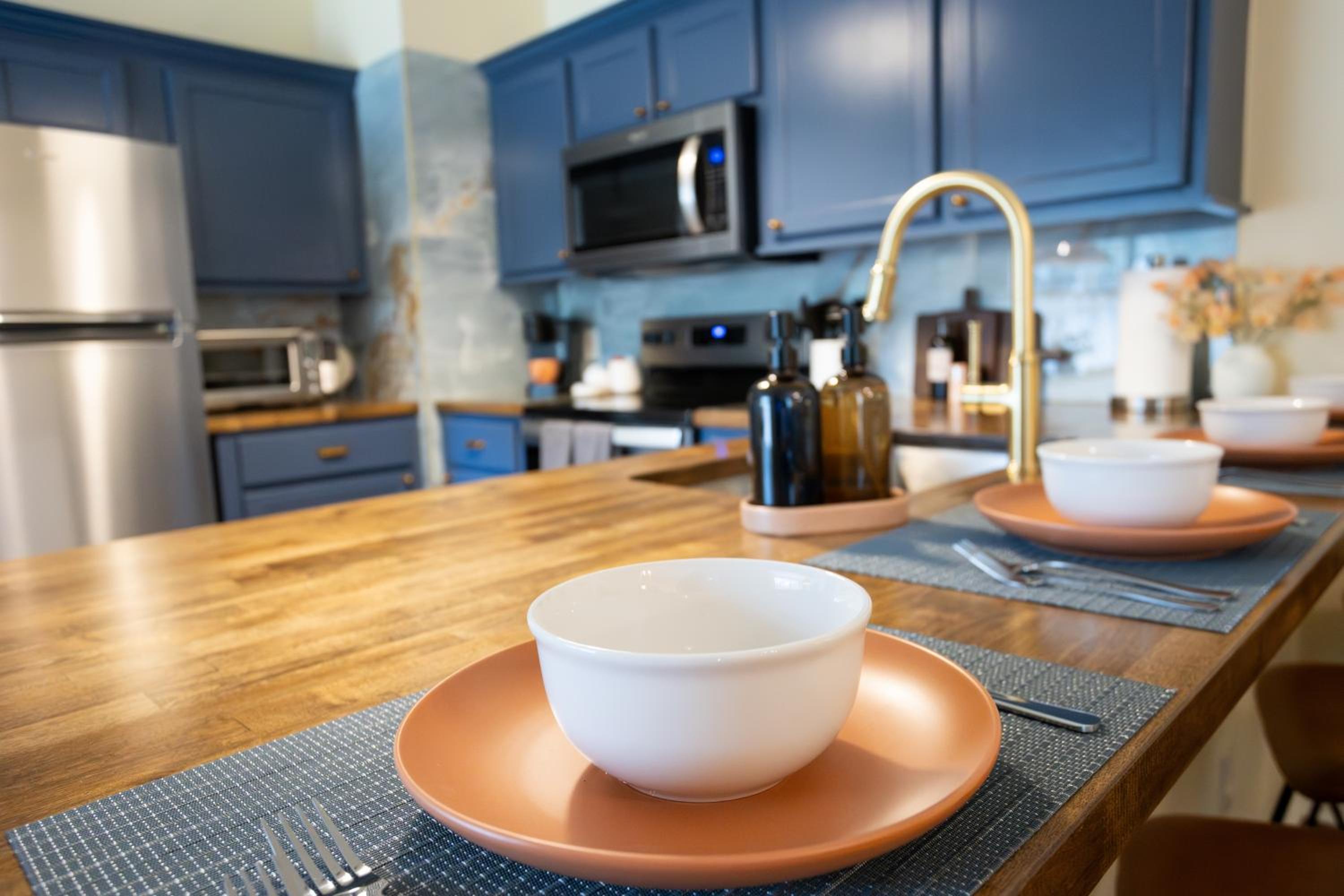 New Meets Nostalgic - Adorable Cottage Sleeps 8