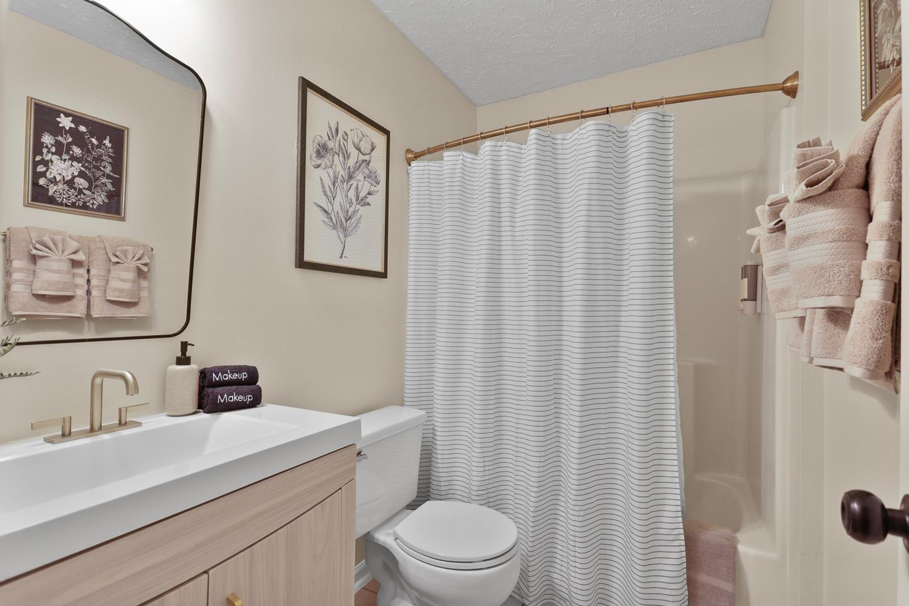 New Meets Nostalgic - Adorable Cottage Sleeps 8