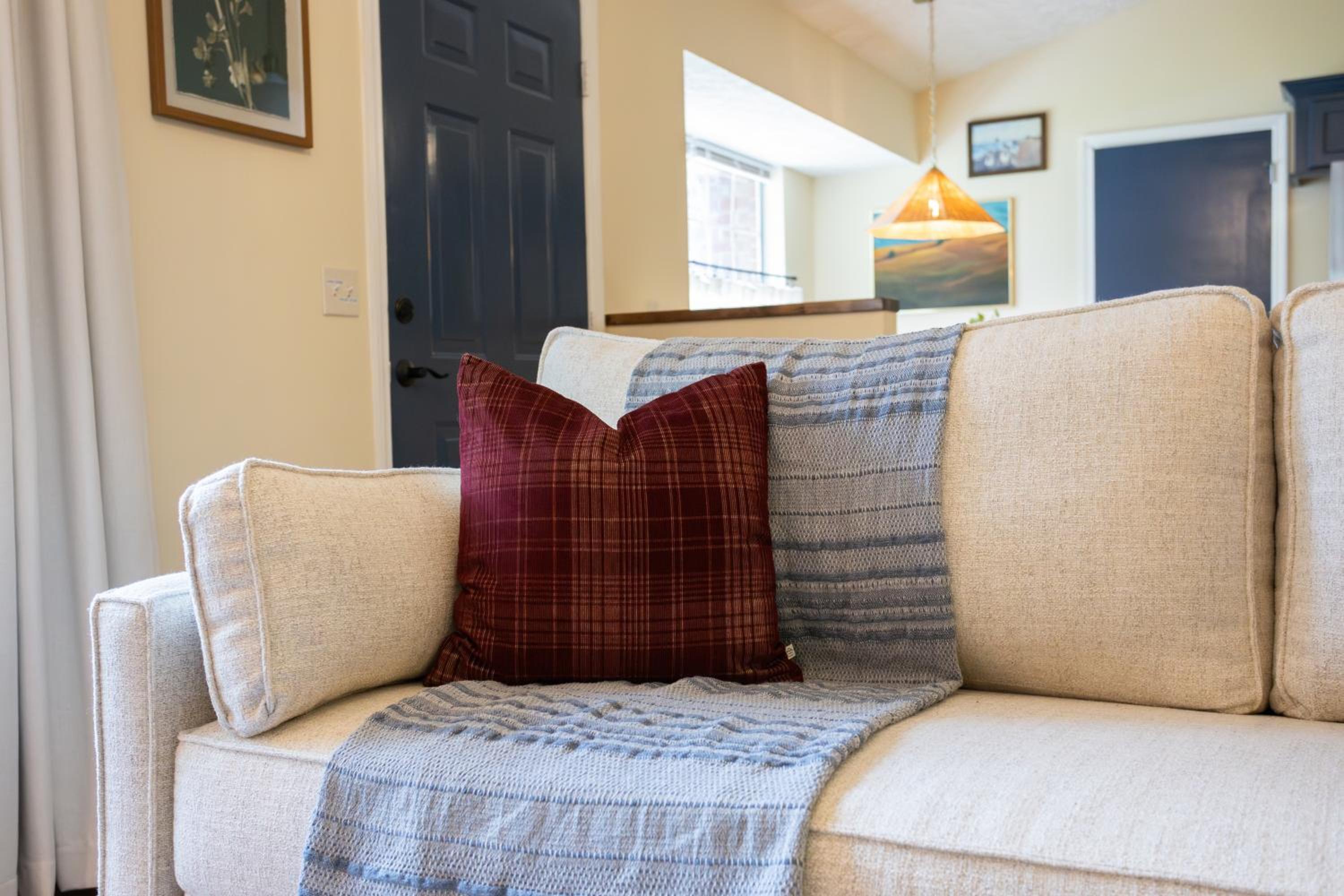 New Meets Nostalgic - Adorable Cottage Sleeps 8