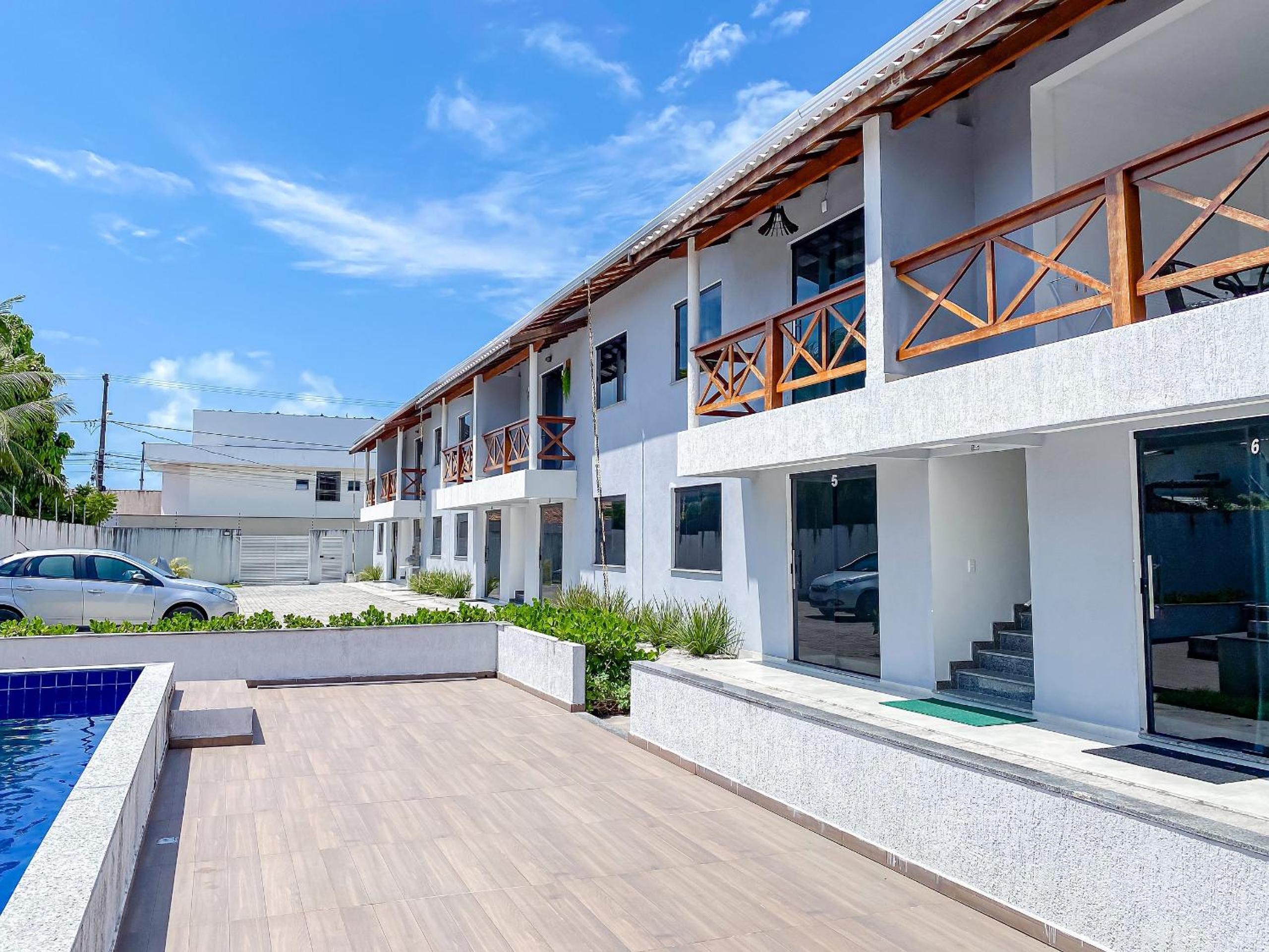 Apê pavimento superior com 2 quartos (ambos com ar), internet Privativa, próximo a praia de Taperapuã, Residencial Maria Vitoria condomínio com piscina e á