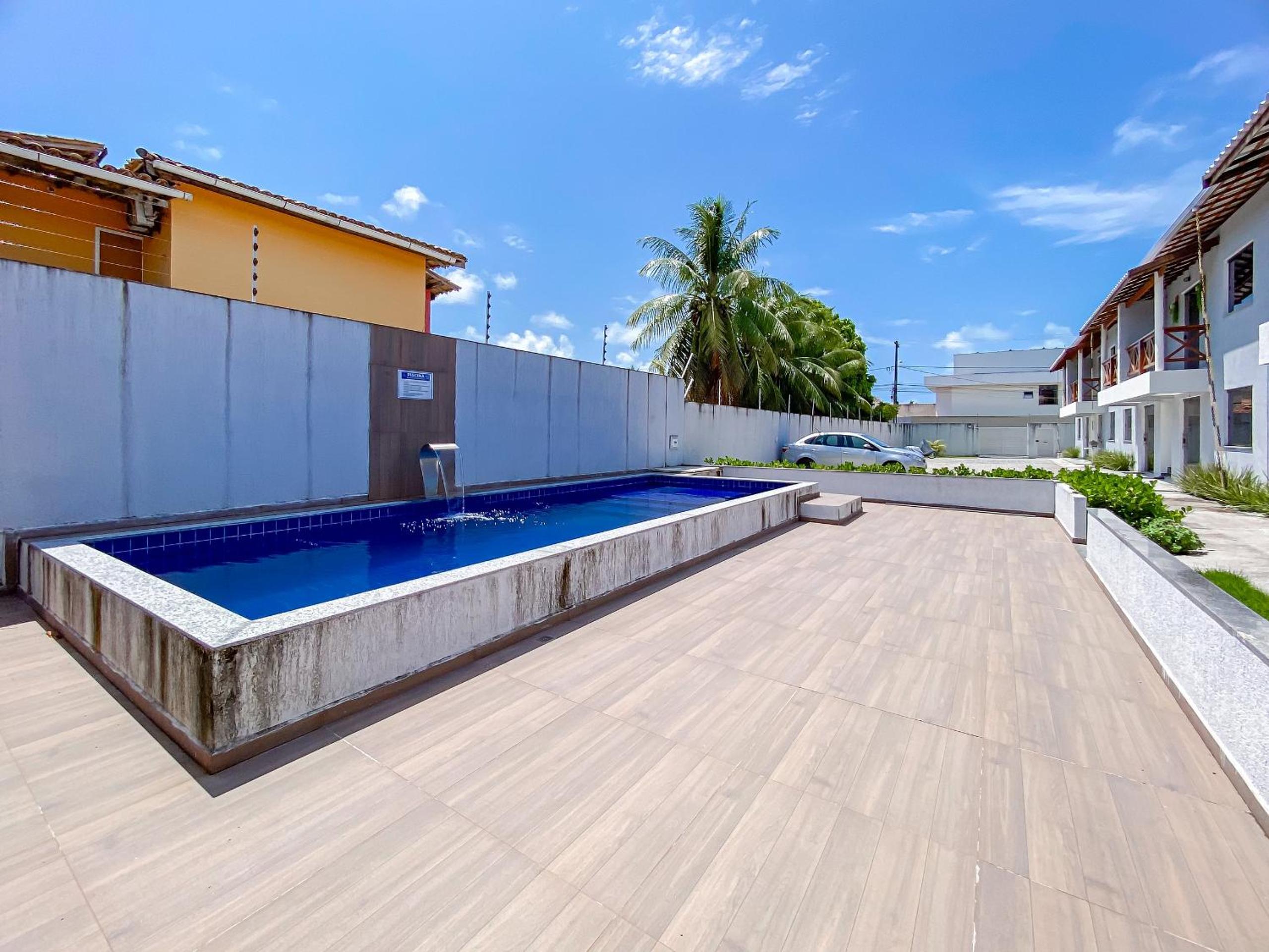 Apê pavimento superior com 2 quartos (ambos com ar), internet Privativa, próximo a praia de Taperapuã, Residencial Maria Vitoria condomínio com piscina e á
