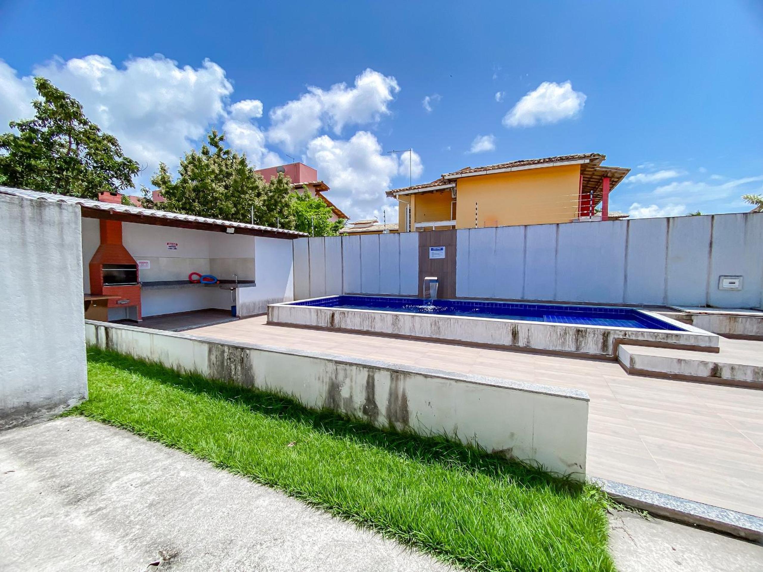 Apê pavimento superior com 2 quartos (ambos com ar), internet Privativa, próximo a praia de Taperapuã, Residencial Maria Vitoria condomínio com piscina e á