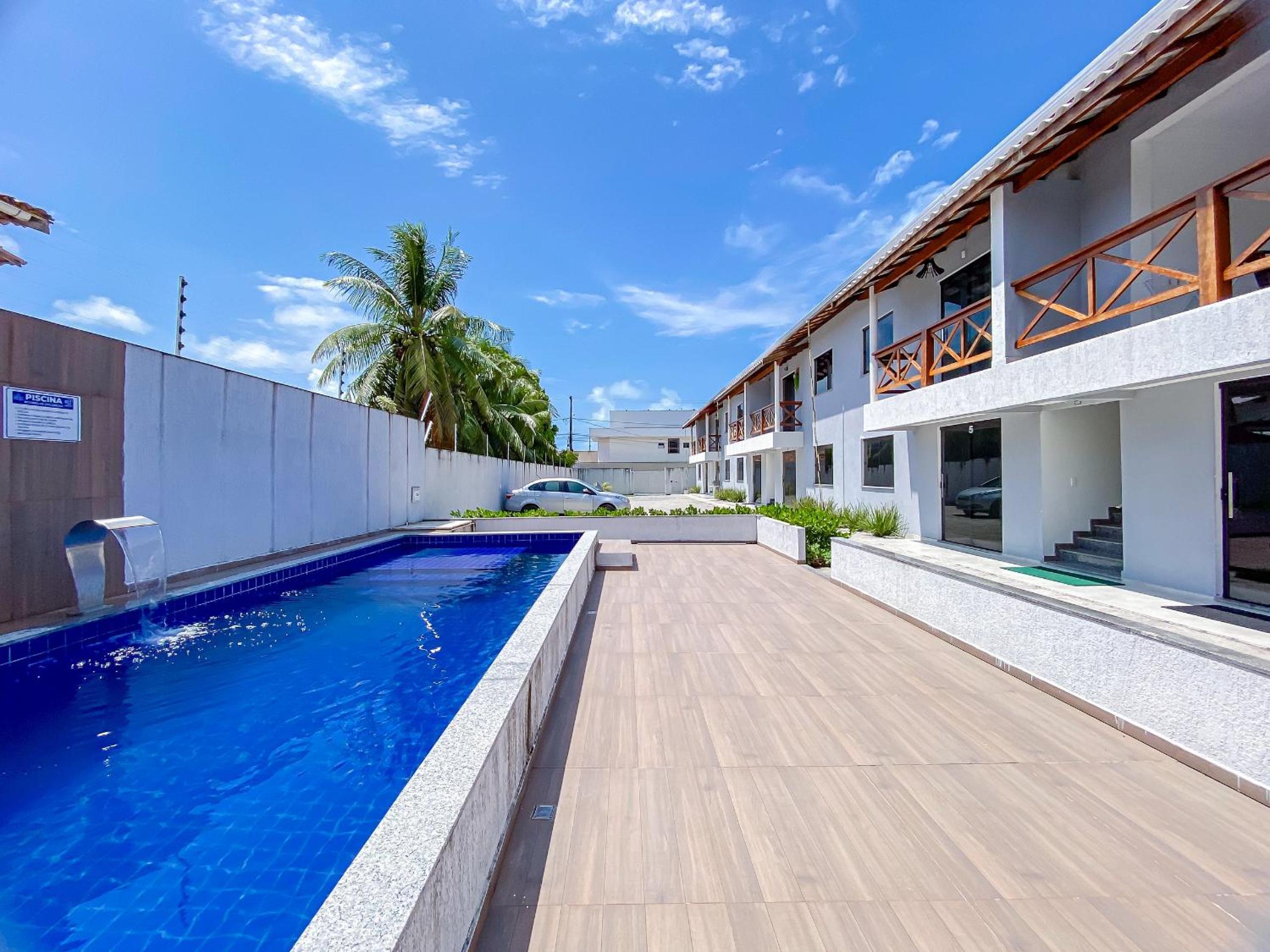 Apê pavimento superior com 2 quartos (ambos com ar), internet Privativa, próximo a praia de Taperapuã, Residencial Maria Vitoria condomínio com piscina e á