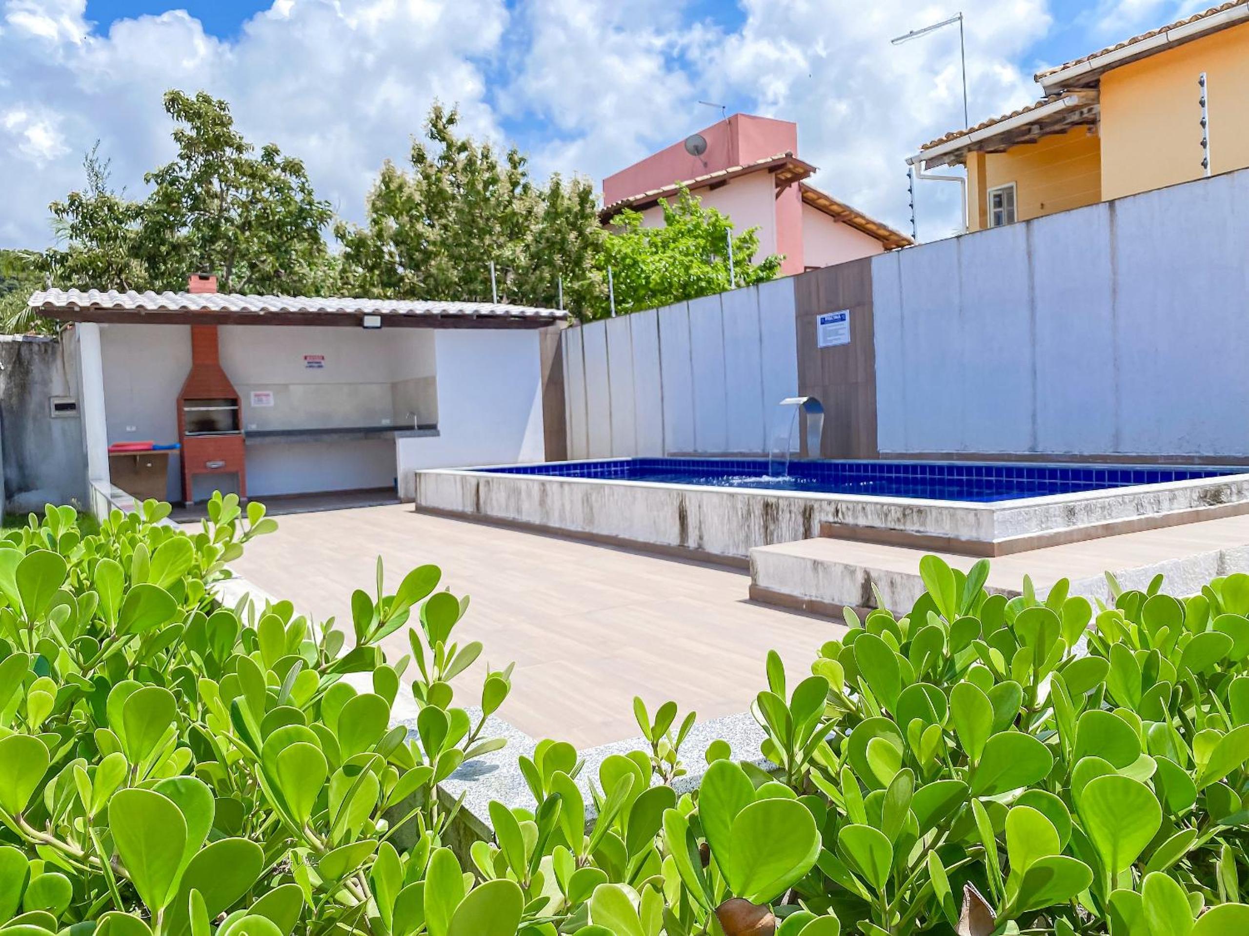 Apê pavimento superior com 2 quartos (ambos com ar), internet Privativa, próximo a praia de Taperapuã, Residencial Maria Vitoria condomínio com piscina e á
