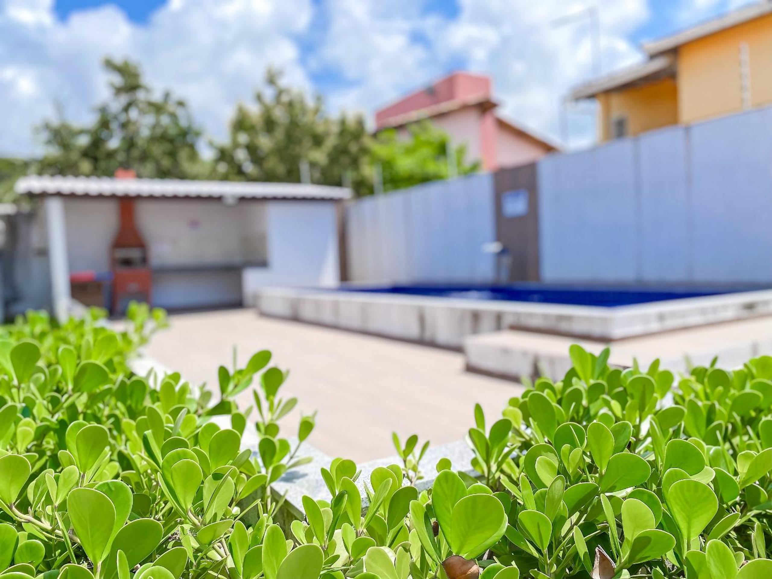 Apê pavimento superior com 2 quartos (ambos com ar), internet Privativa, próximo a praia de Taperapuã, Residencial Maria Vitoria condomínio com piscina e á