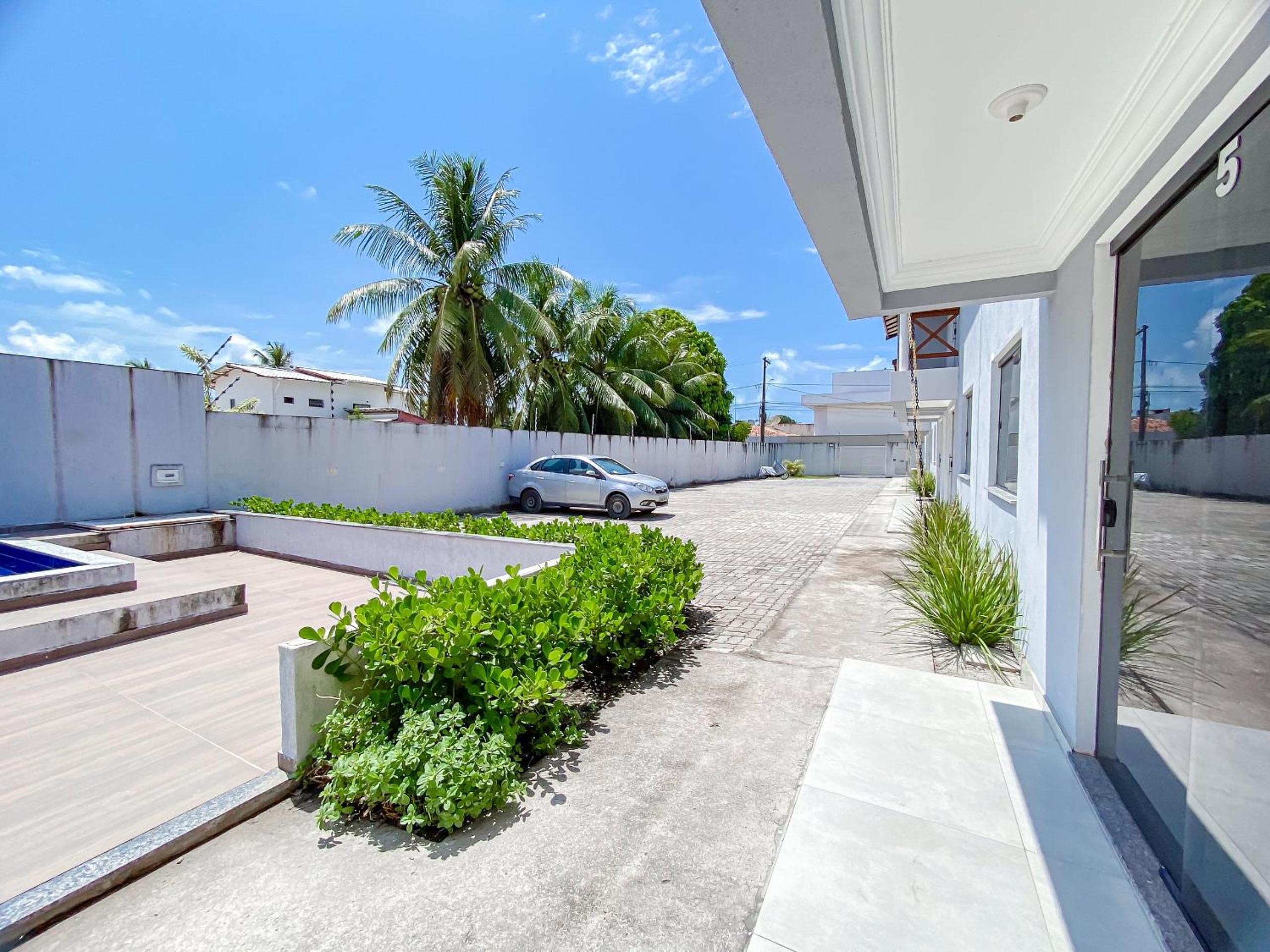 Apê pavimento superior com 2 quartos (ambos com ar), internet Privativa, próximo a praia de Taperapuã, Residencial Maria Vitoria condomínio com piscina e á