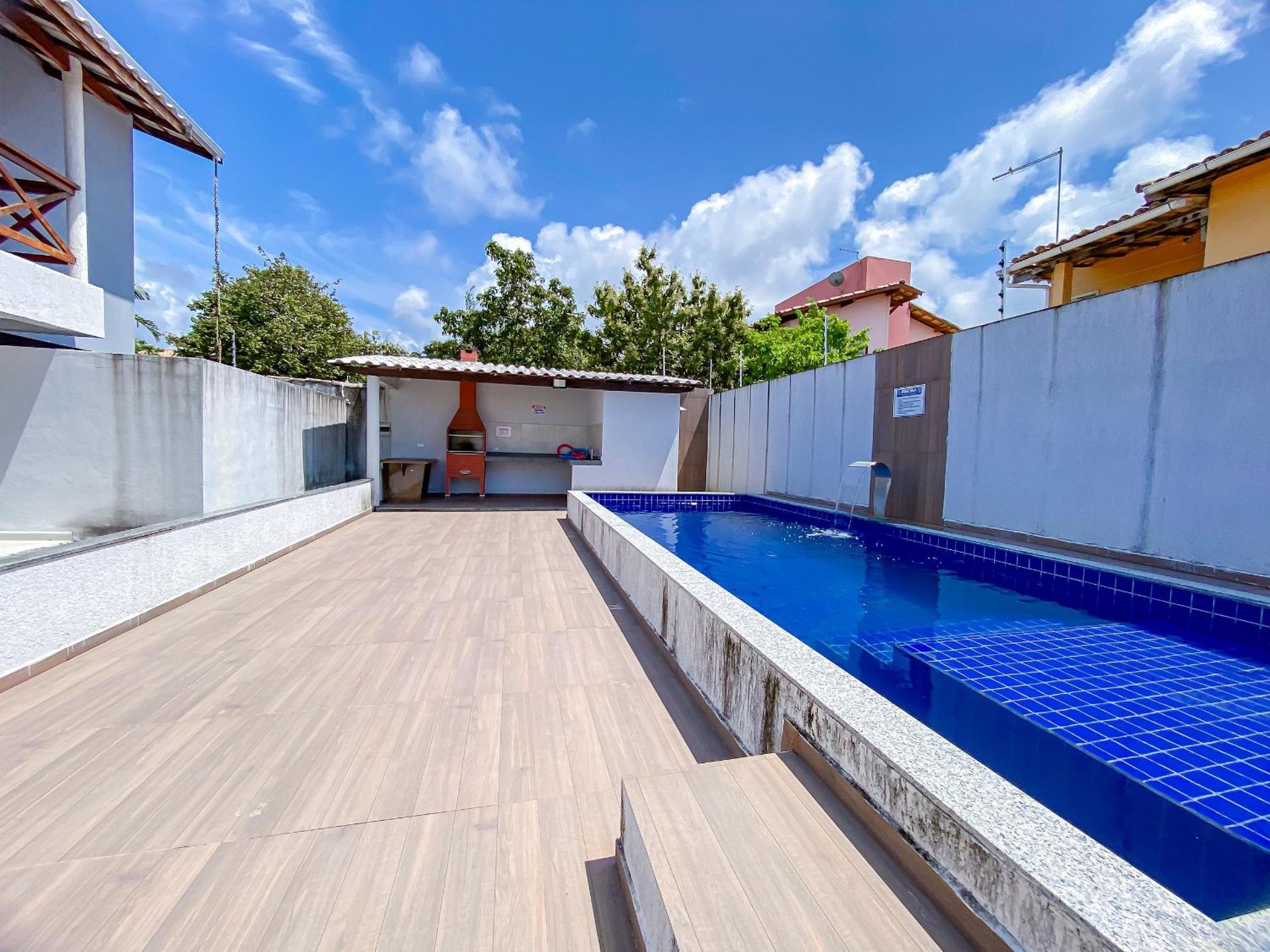 Apê pavimento superior com 2 quartos (ambos com ar), internet Privativa, próximo a praia de Taperapuã, Residencial Maria Vitoria condomínio com piscina e á