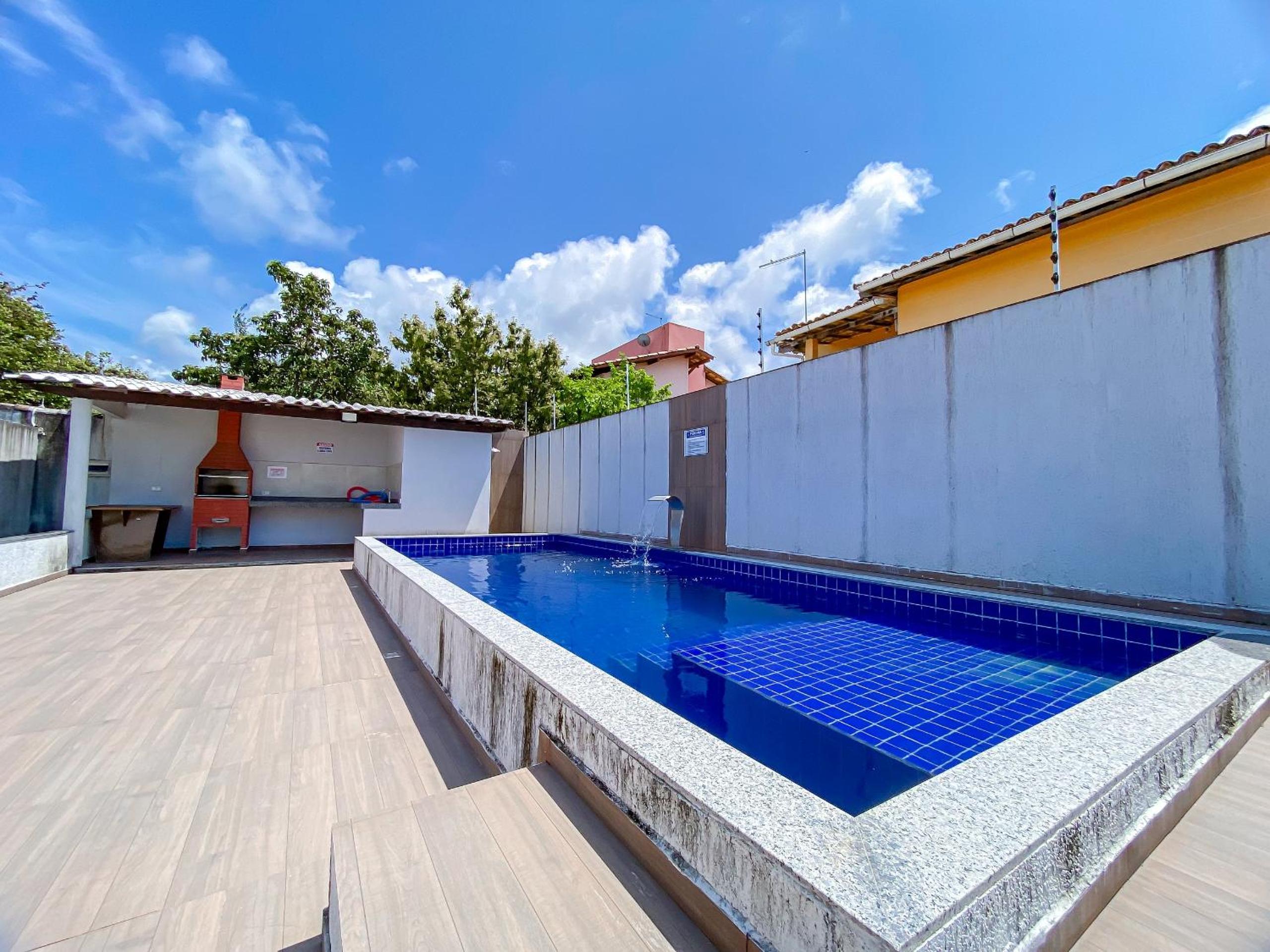 Apê pavimento superior com 2 quartos (ambos com ar), internet Privativa, próximo a praia de Taperapuã, Residencial Maria Vitoria condomínio com piscina e á
