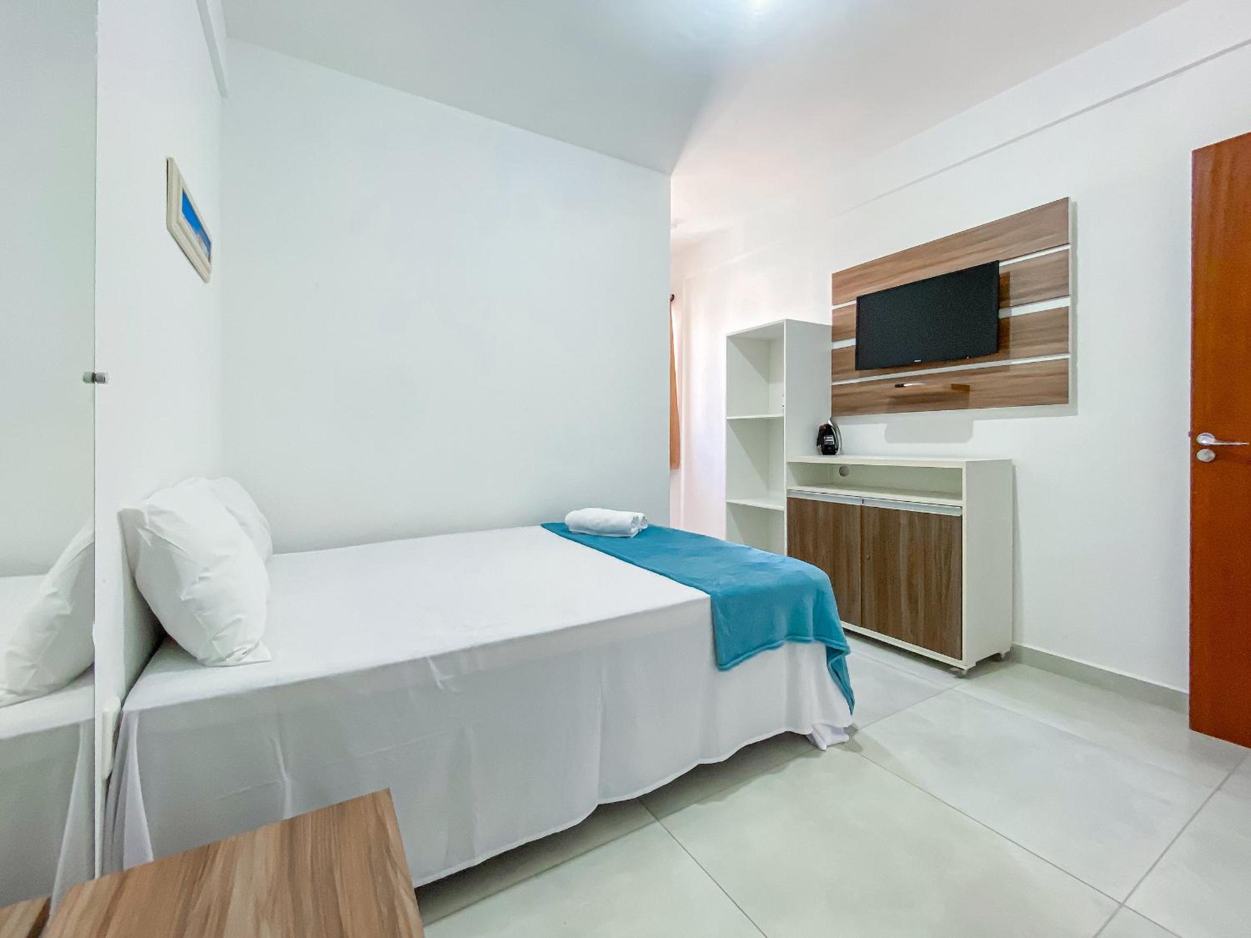 Apê pavimento superior com 2 quartos (ambos com ar), internet Privativa, próximo a praia de Taperapuã, Residencial Maria Vitoria condomínio com piscina e á