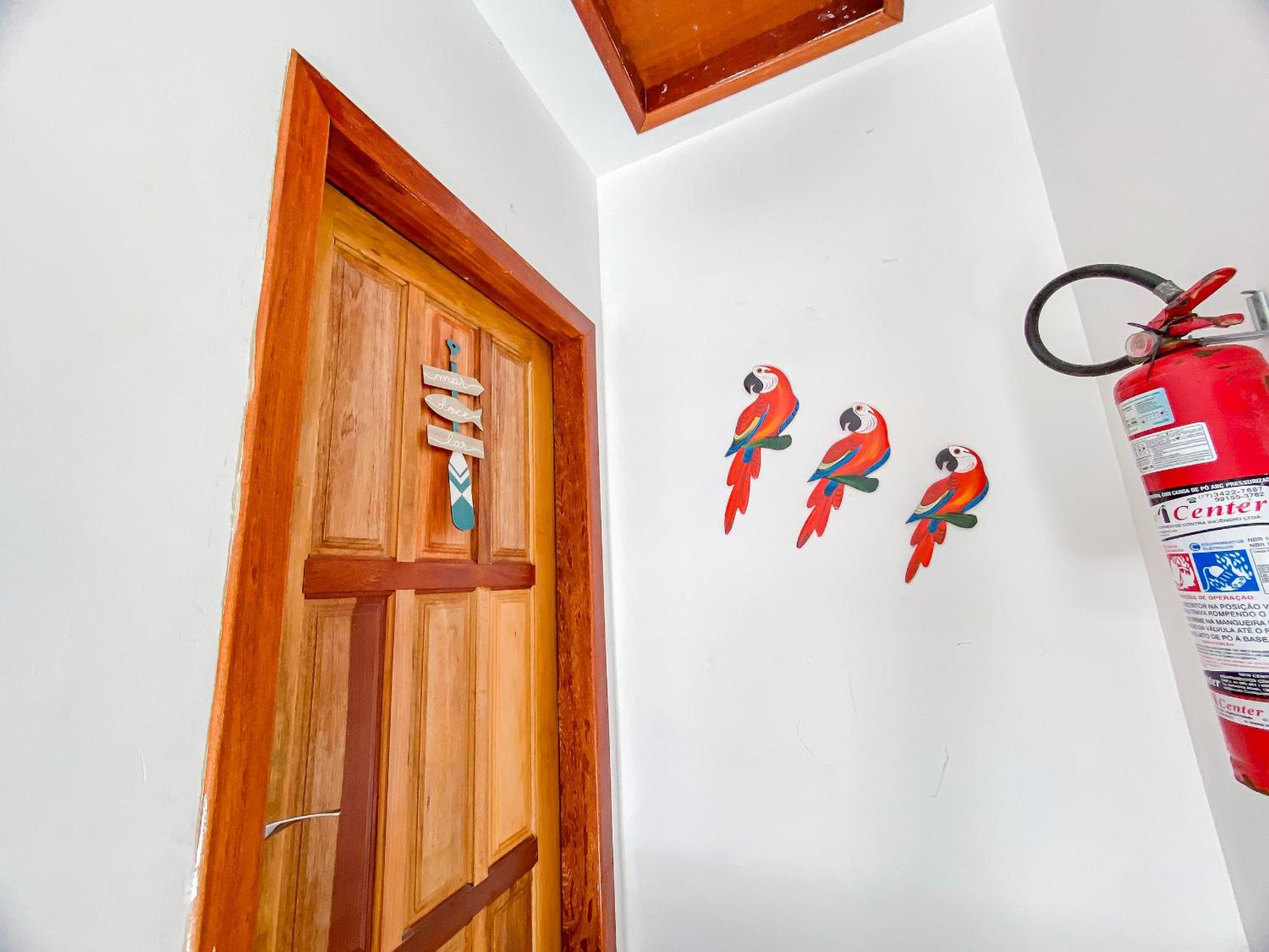 Apê pavimento superior com 2 quartos (ambos com ar), internet Privativa, próximo a praia de Taperapuã, Residencial Maria Vitoria condomínio com piscina e á
