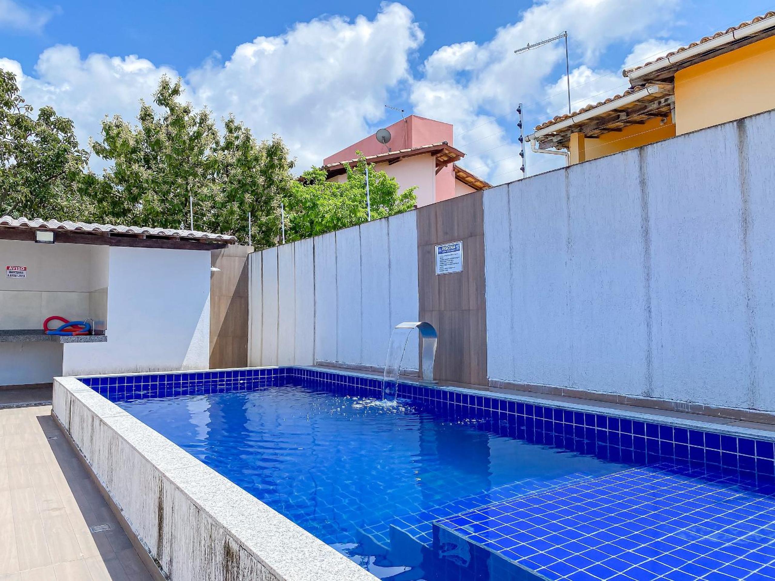 Apê pavimento superior com 2 quartos (ambos com ar), internet Privativa, próximo a praia de Taperapuã, Residencial Maria Vitoria condomínio com piscina e á