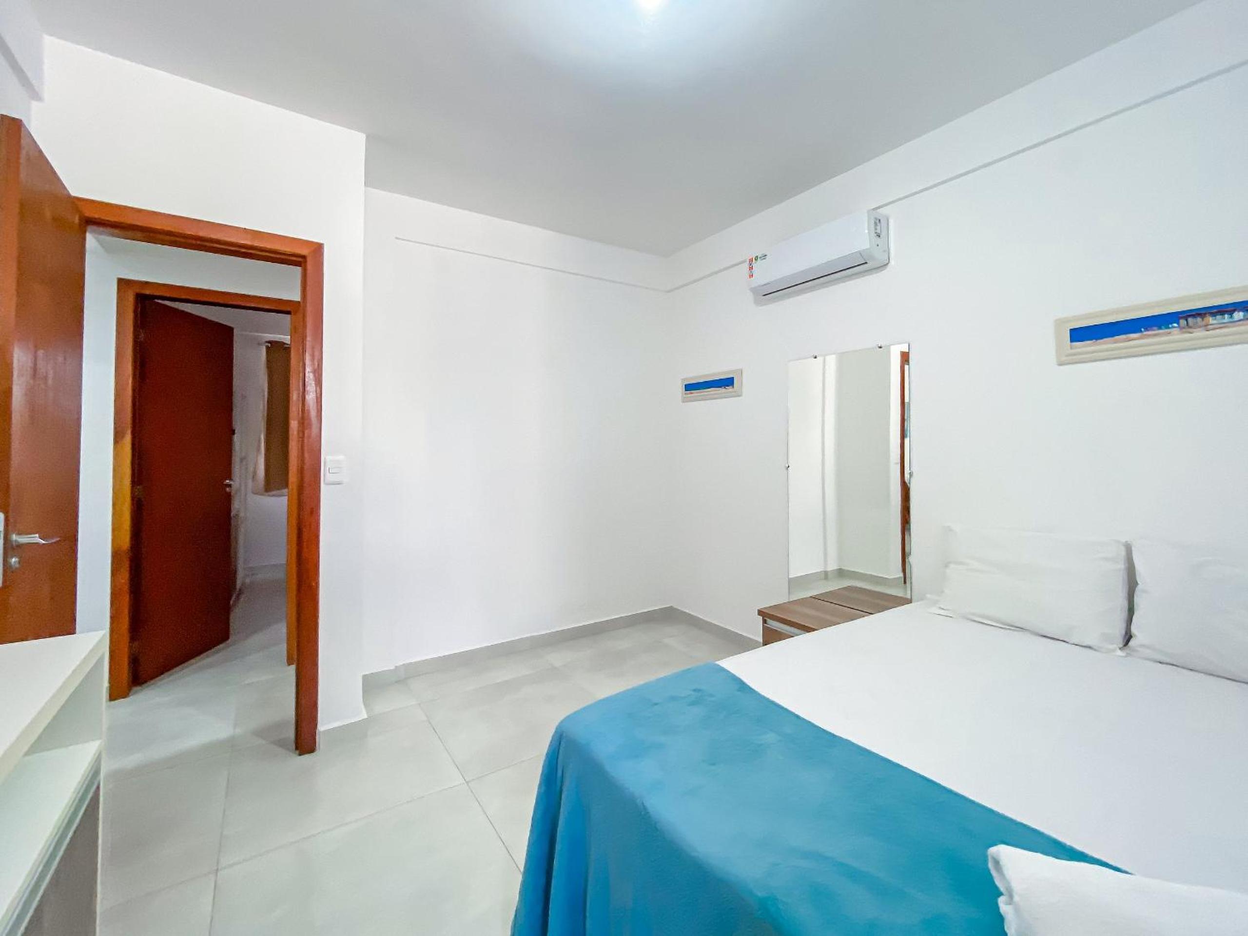 Apê pavimento superior com 2 quartos (ambos com ar), internet Privativa, próximo a praia de Taperapuã, Residencial Maria Vitoria condomínio com piscina e á