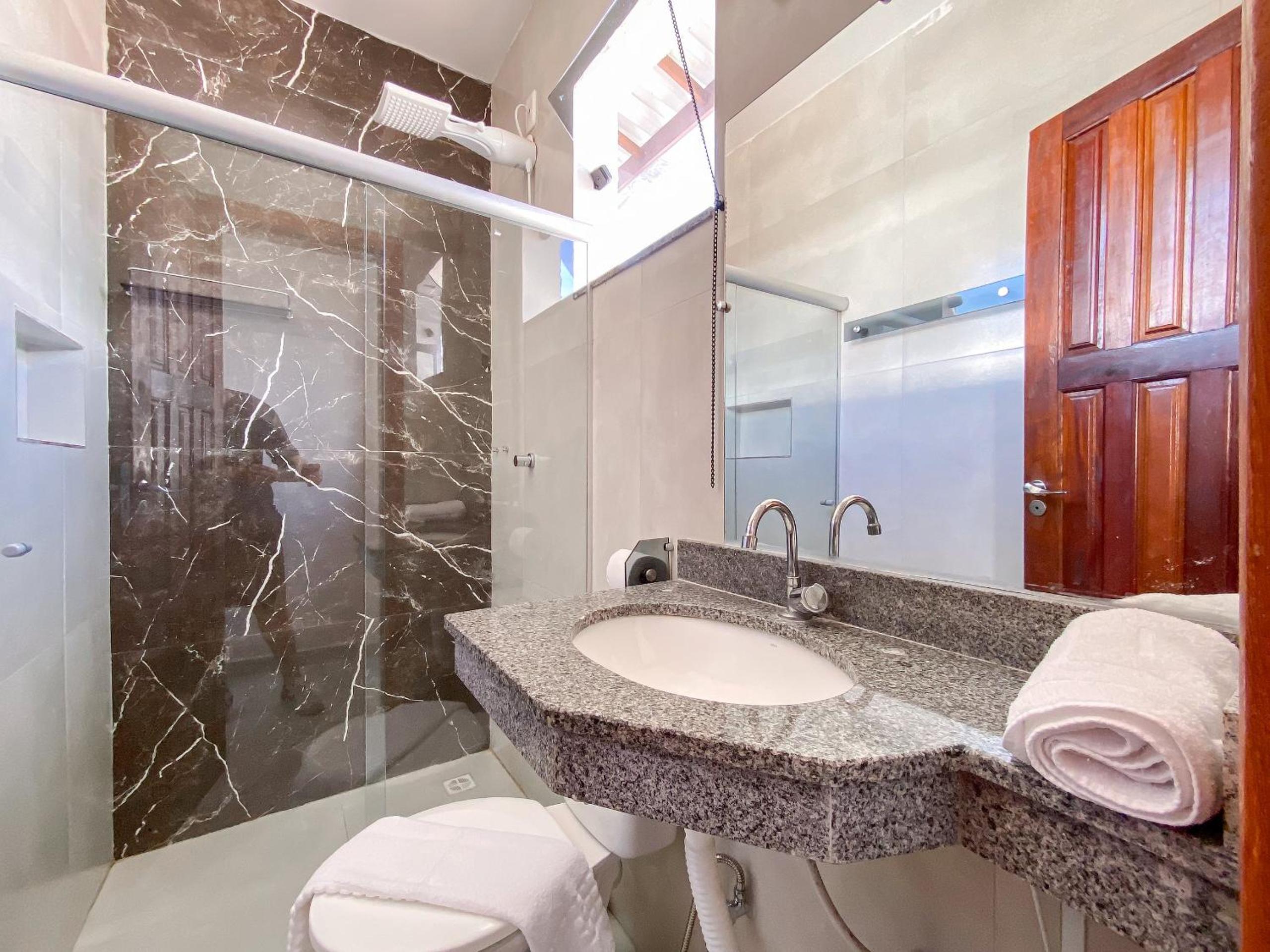 Apê pavimento superior com 2 quartos (ambos com ar), internet Privativa, próximo a praia de Taperapuã, Residencial Maria Vitoria condomínio com piscina e á