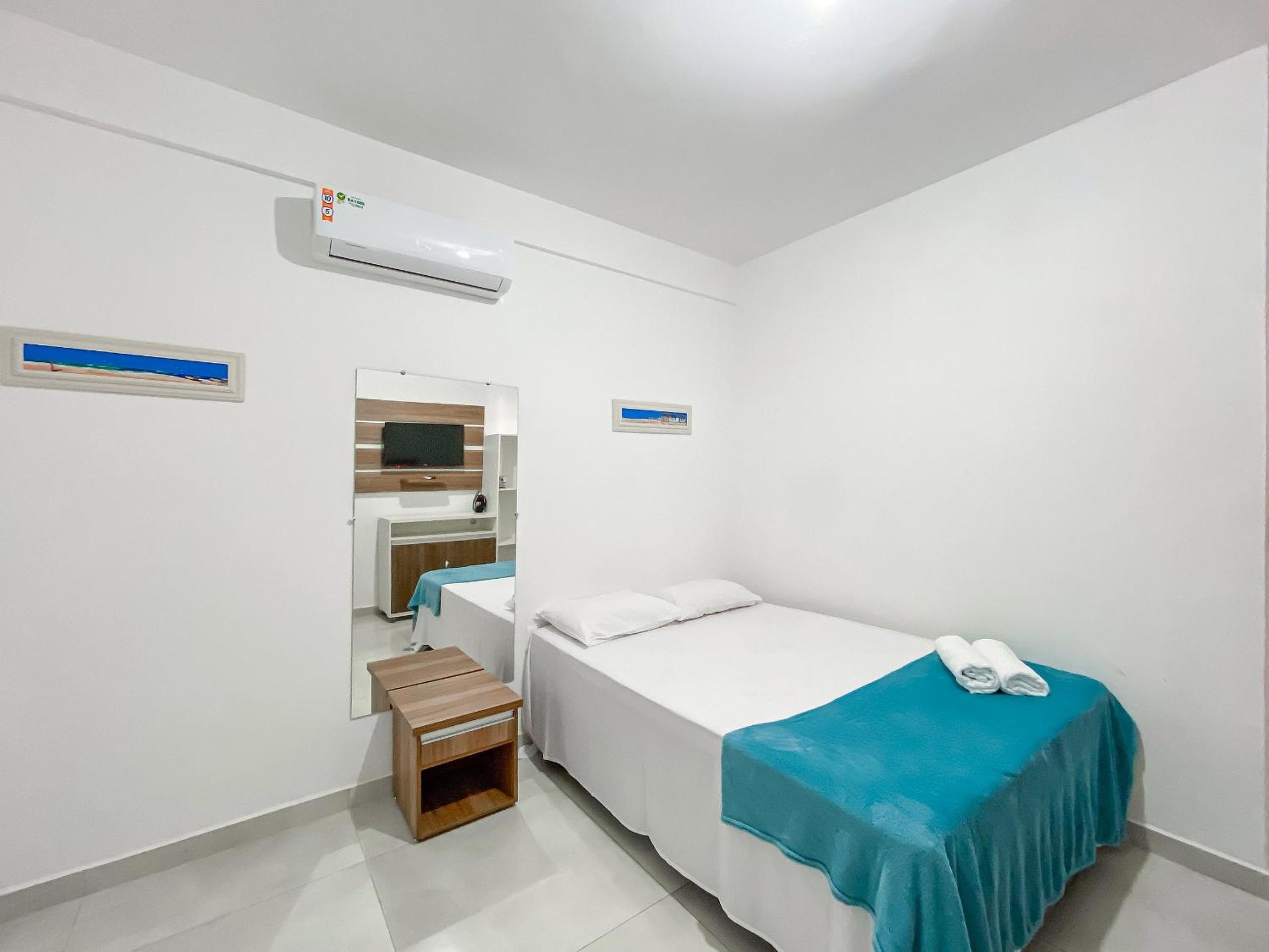 Apê pavimento superior com 2 quartos (ambos com ar), internet Privativa, próximo a praia de Taperapuã, Residencial Maria Vitoria condomínio com piscina e á