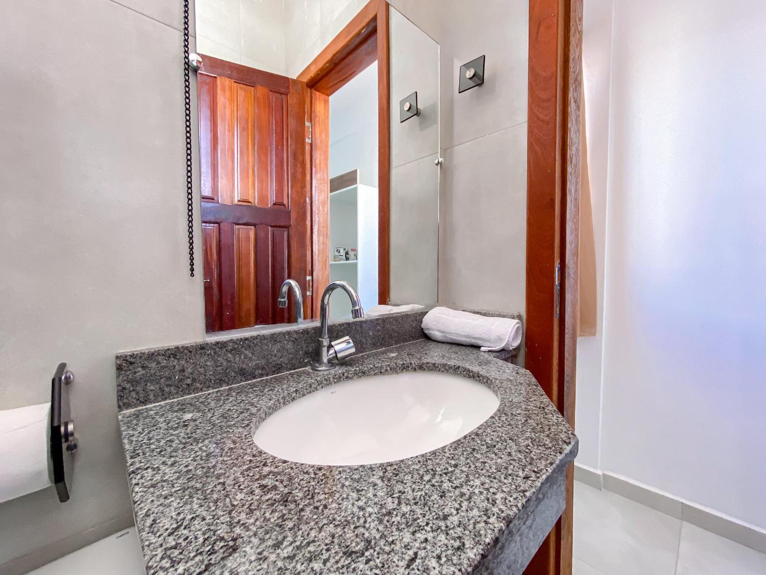 Apê pavimento superior com 2 quartos (ambos com ar), internet Privativa, próximo a praia de Taperapuã, Residencial Maria Vitoria condomínio com piscina e á