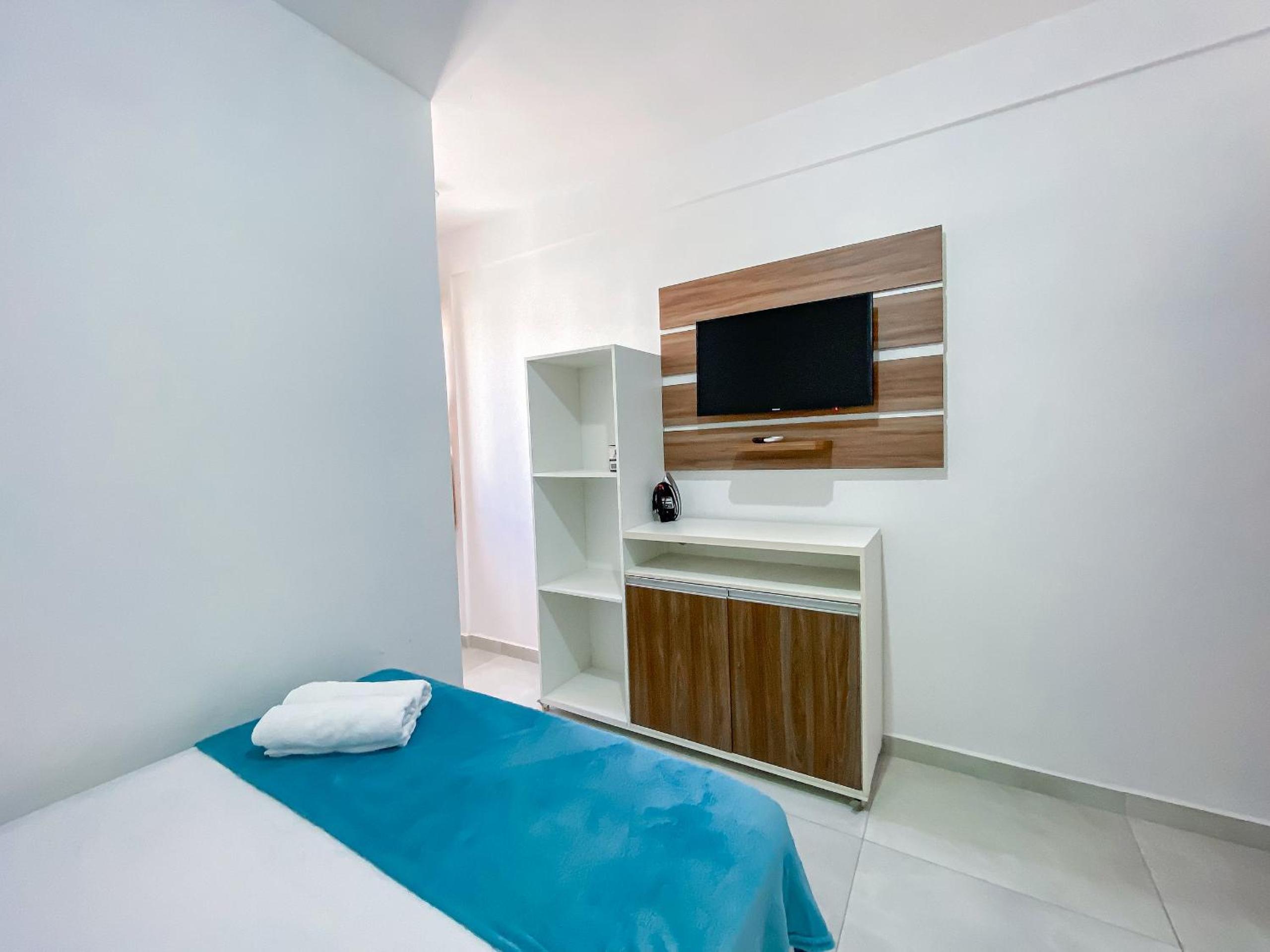 Apê pavimento superior com 2 quartos (ambos com ar), internet Privativa, próximo a praia de Taperapuã, Residencial Maria Vitoria condomínio com piscina e á