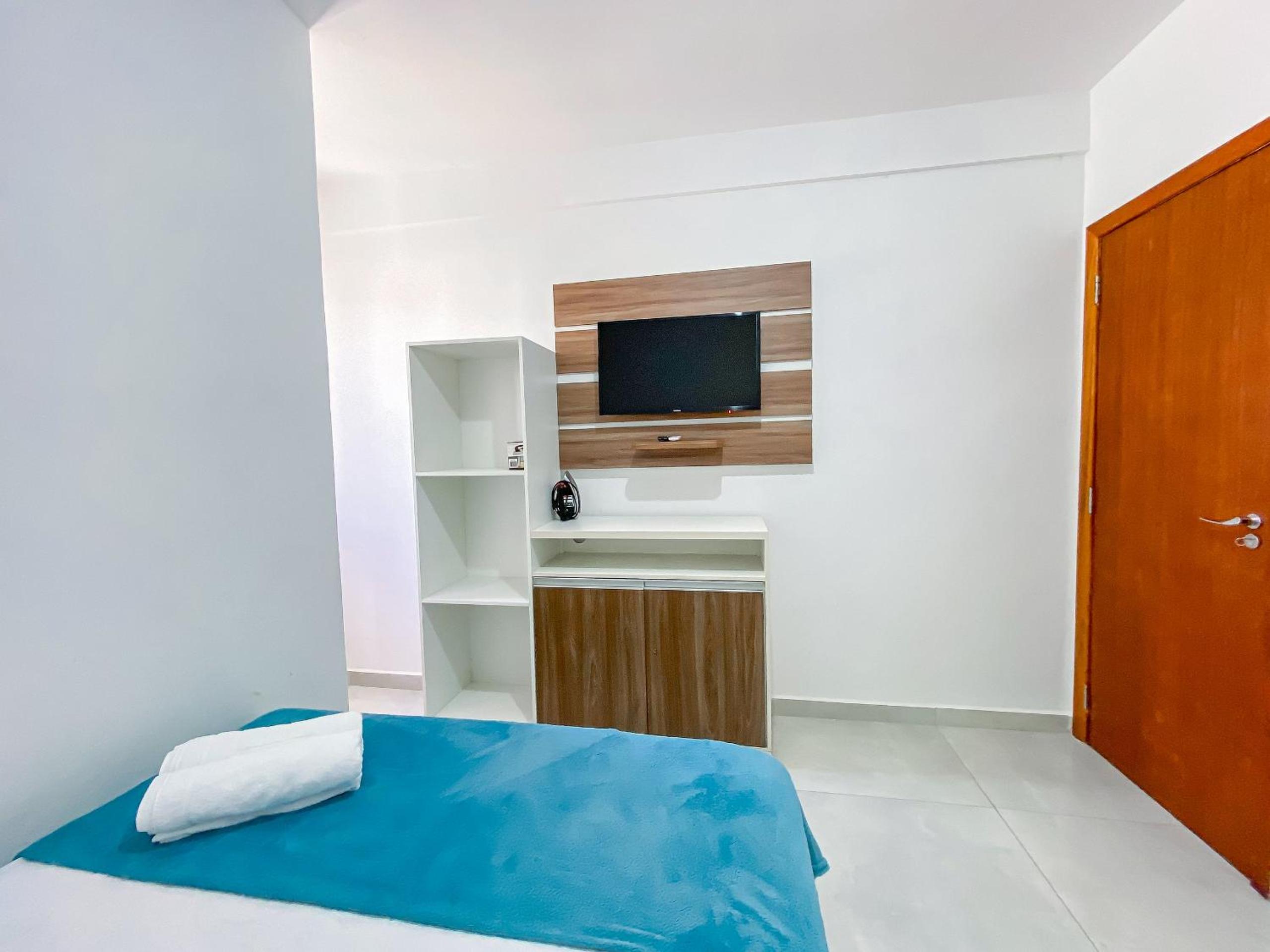 Apê pavimento superior com 2 quartos (ambos com ar), internet Privativa, próximo a praia de Taperapuã, Residencial Maria Vitoria condomínio com piscina e á