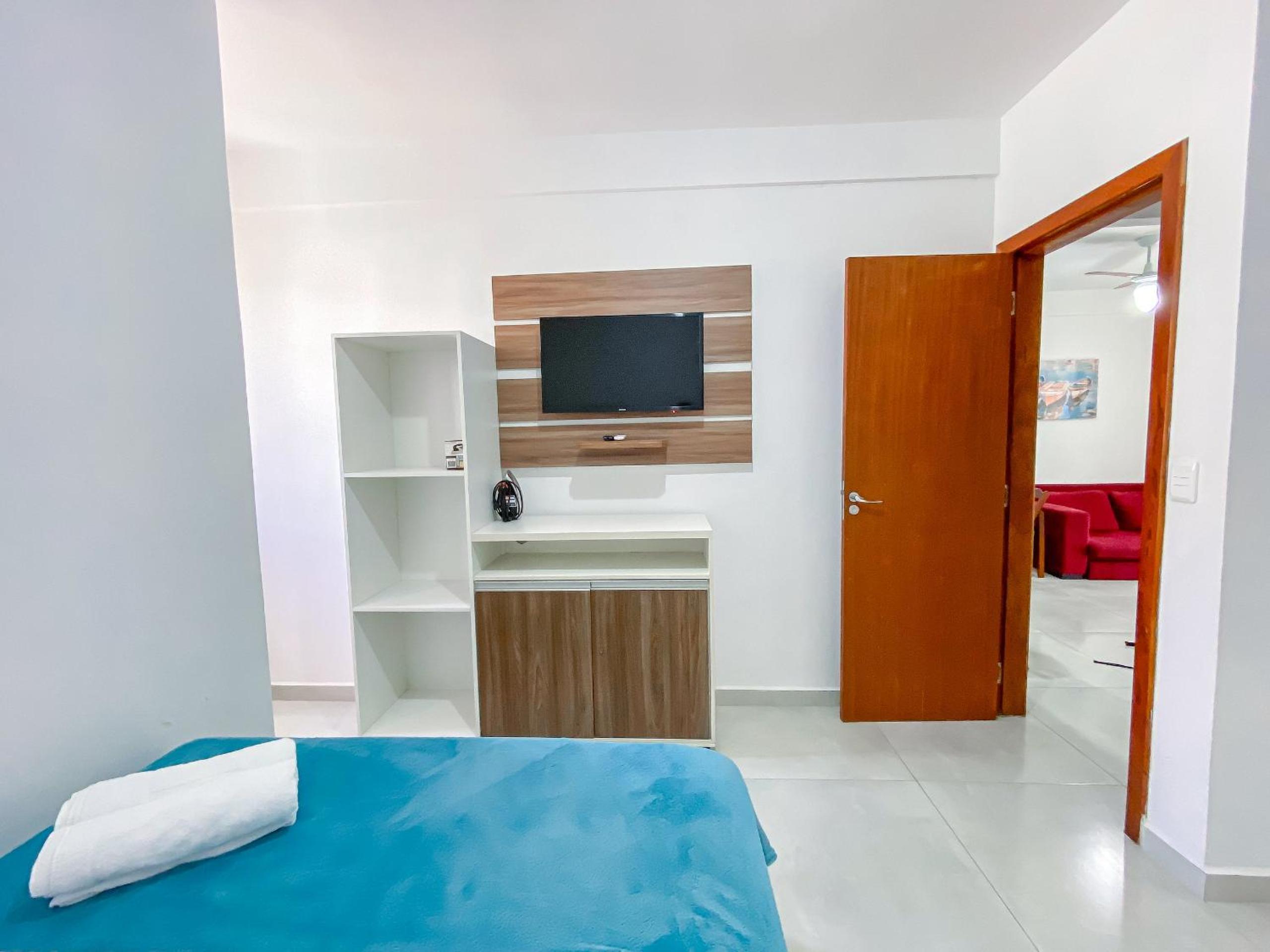 Apê pavimento superior com 2 quartos (ambos com ar), internet Privativa, próximo a praia de Taperapuã, Residencial Maria Vitoria condomínio com piscina e á