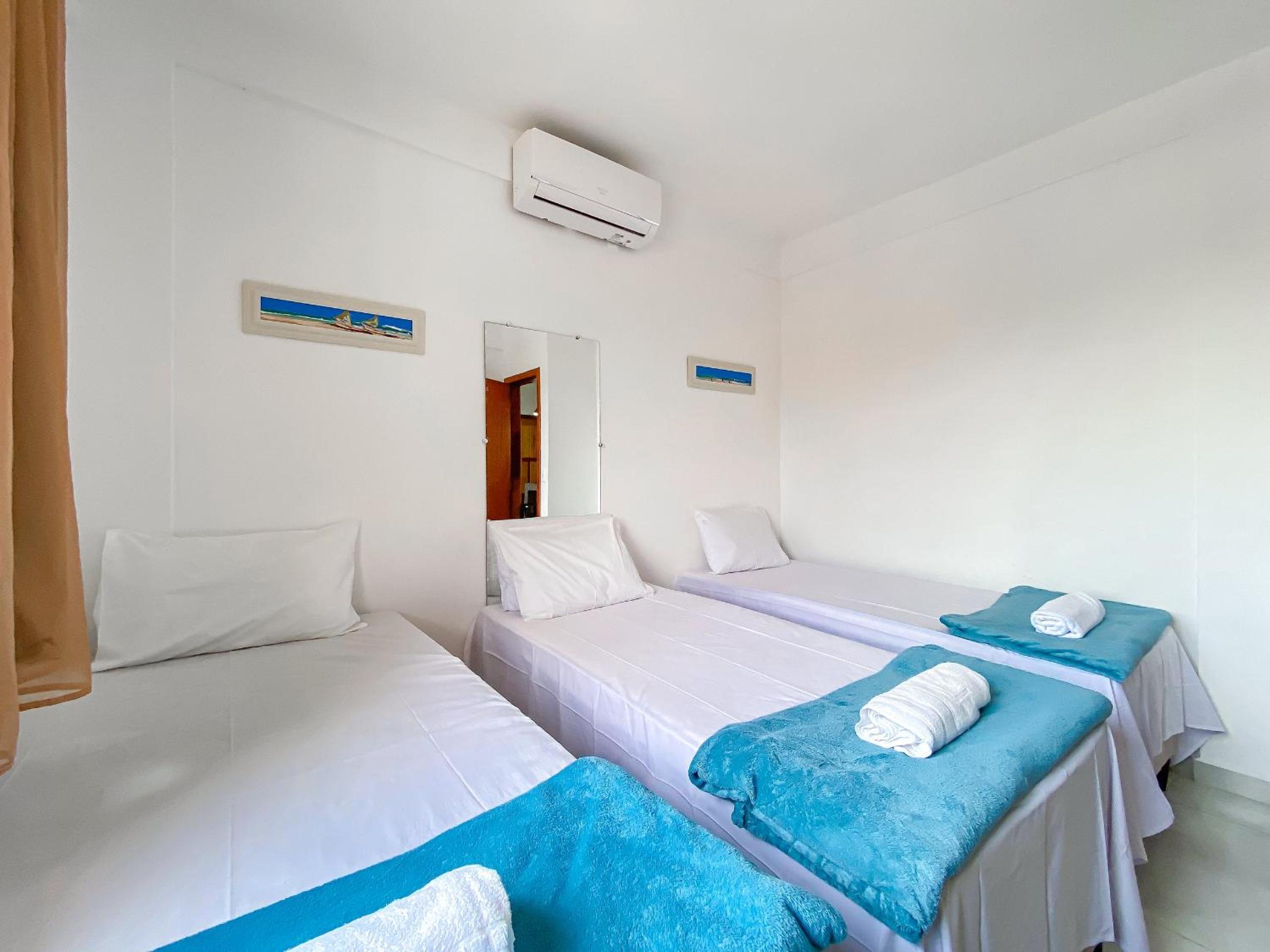Apê pavimento superior com 2 quartos (ambos com ar), internet Privativa, próximo a praia de Taperapuã, Residencial Maria Vitoria condomínio com piscina e á