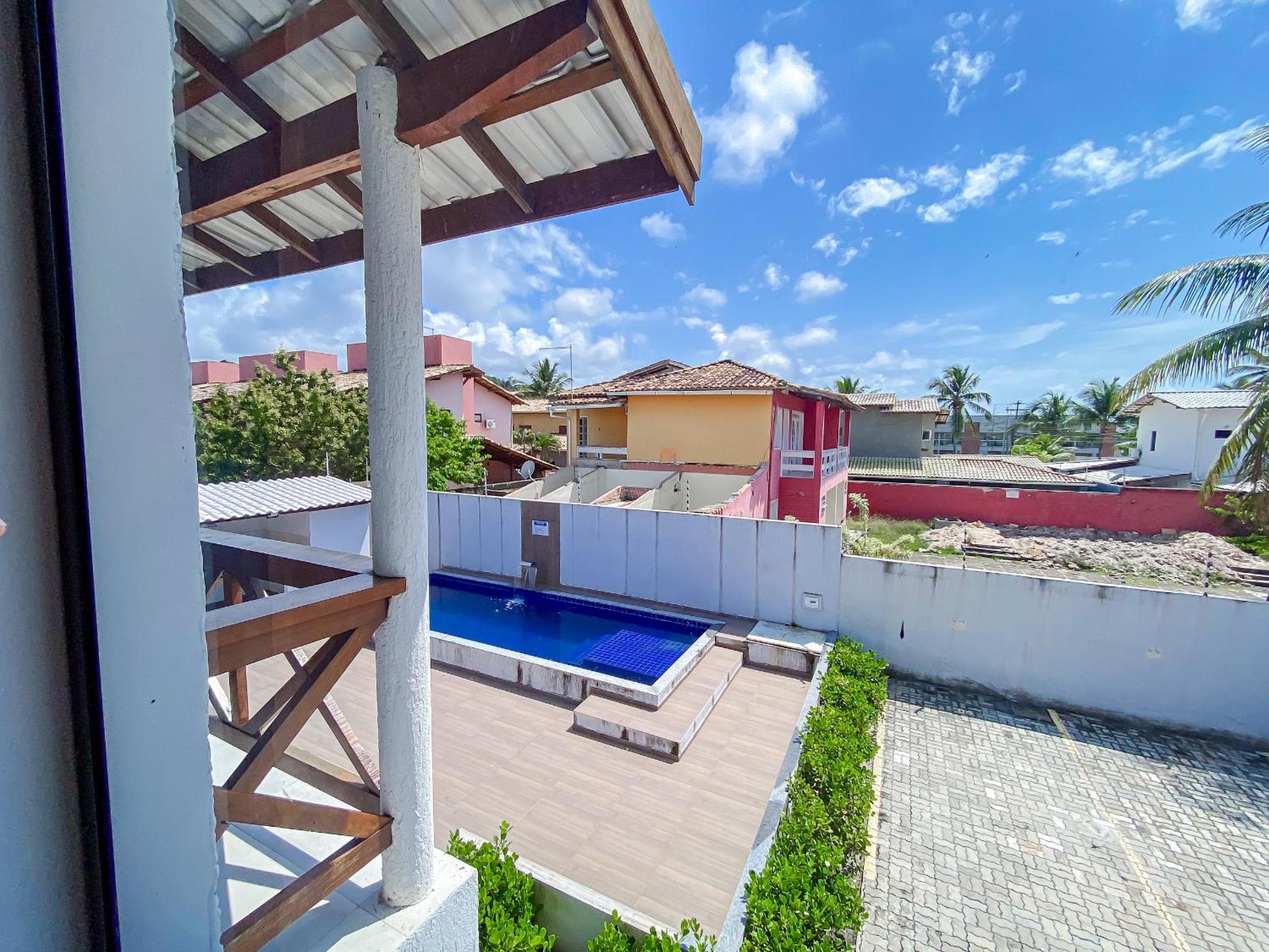 Apê pavimento superior com 2 quartos (ambos com ar), internet Privativa, próximo a praia de Taperapuã, Residencial Maria Vitoria condomínio com piscina e á
