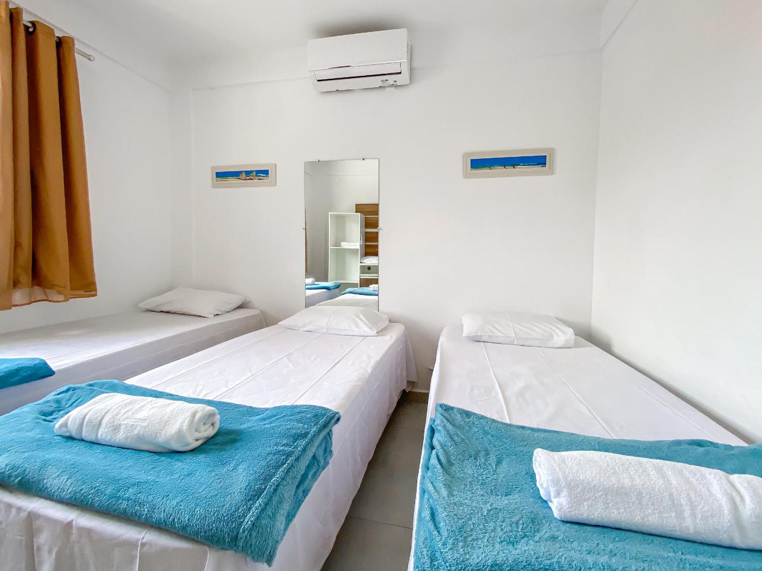 Apê pavimento superior com 2 quartos (ambos com ar), internet Privativa, próximo a praia de Taperapuã, Residencial Maria Vitoria condomínio com piscina e á