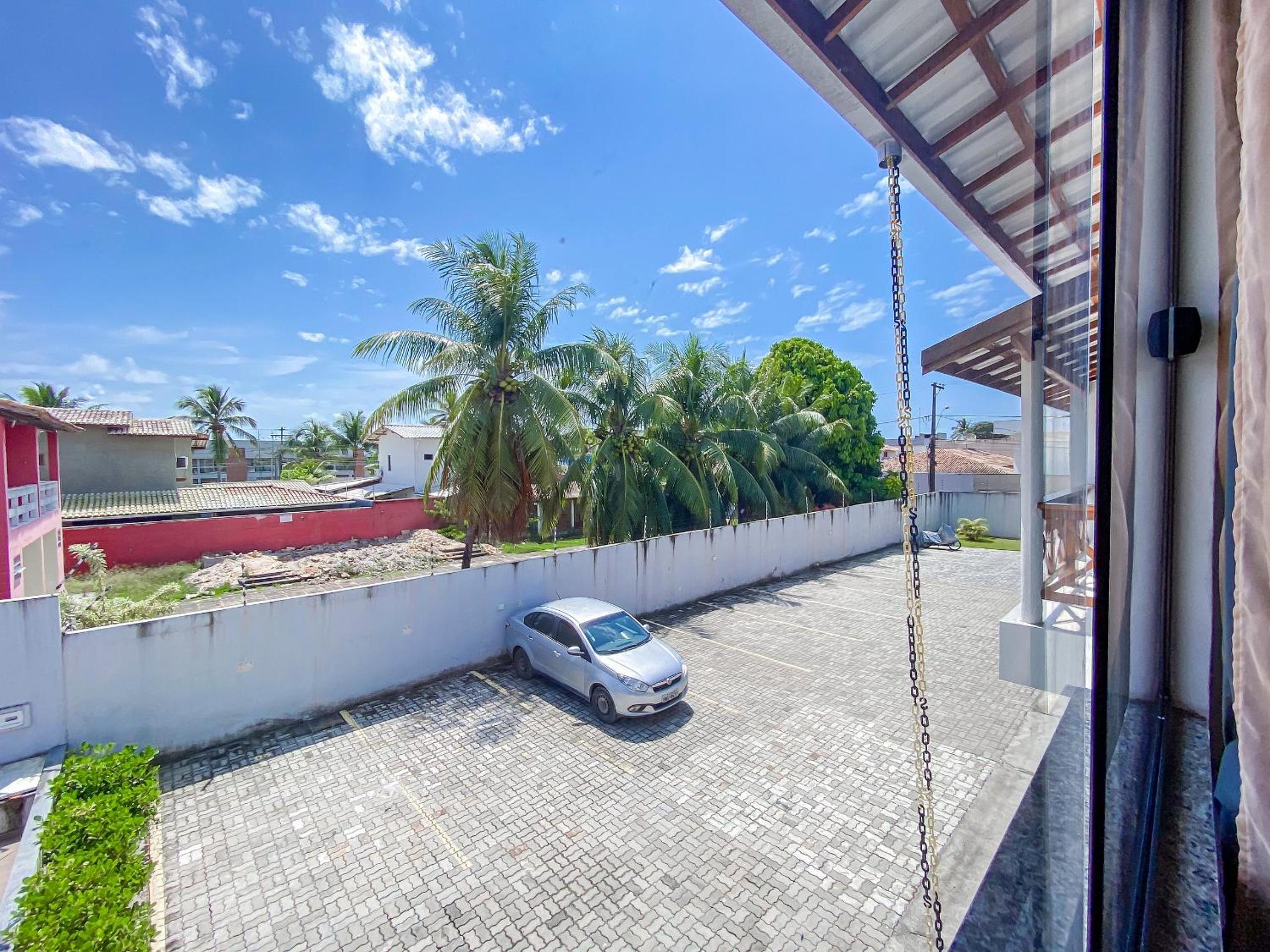 Apê pavimento superior com 2 quartos (ambos com ar), internet Privativa, próximo a praia de Taperapuã, Residencial Maria Vitoria condomínio com piscina e á