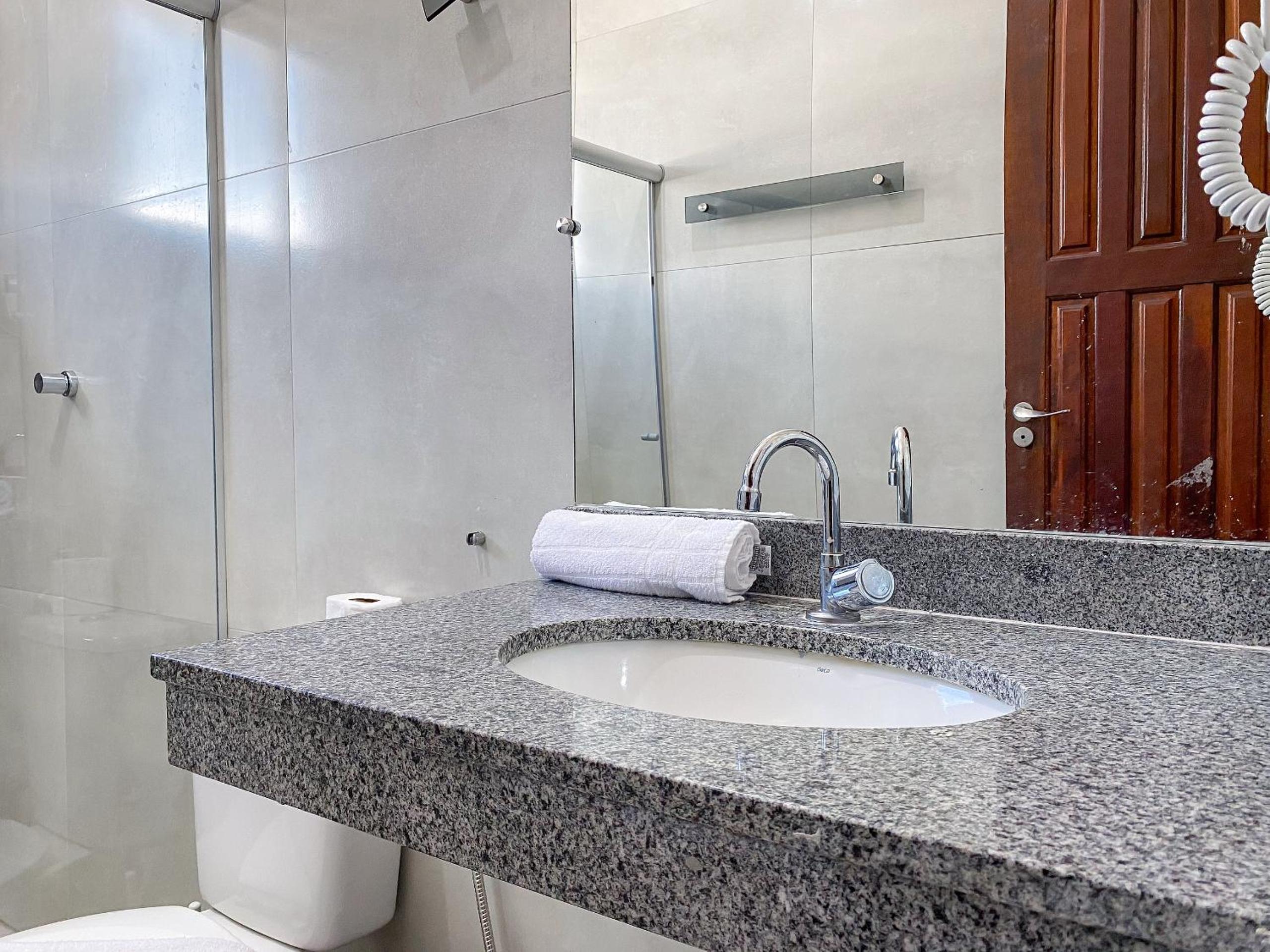 Apê pavimento superior com 2 quartos (ambos com ar), internet Privativa, próximo a praia de Taperapuã, Residencial Maria Vitoria condomínio com piscina e á