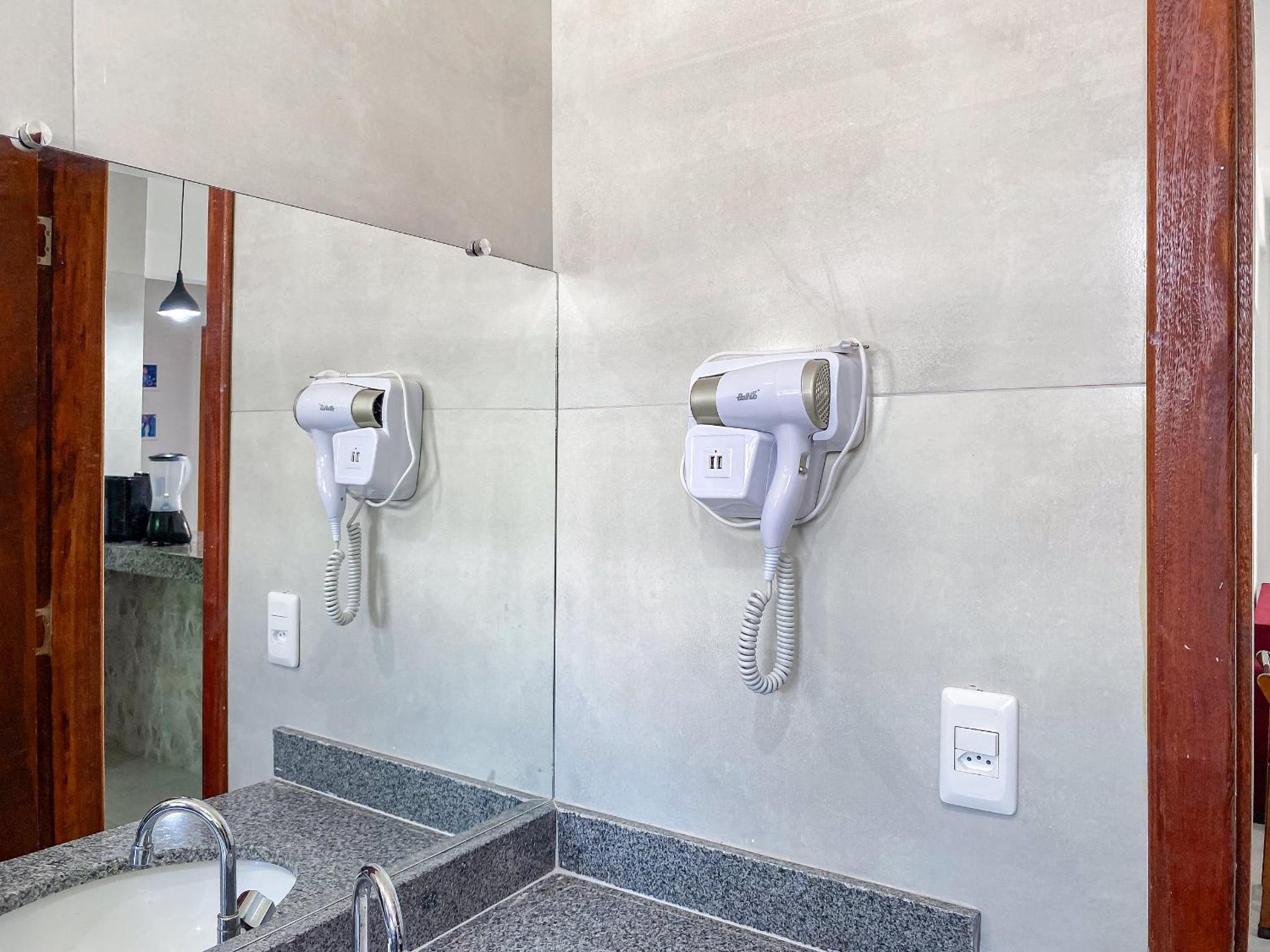 Apê pavimento superior com 2 quartos (ambos com ar), internet Privativa, próximo a praia de Taperapuã, Residencial Maria Vitoria condomínio com piscina e á