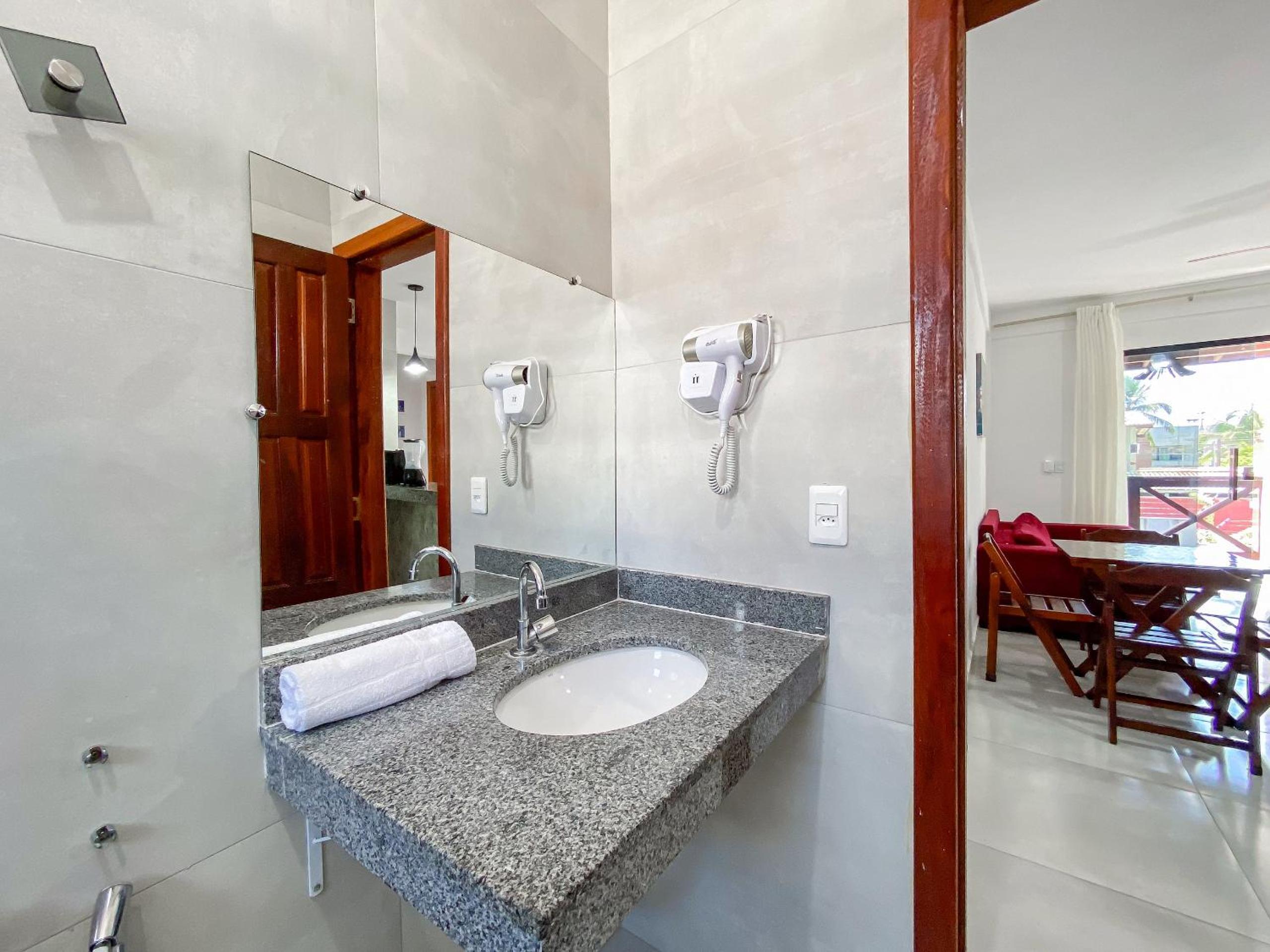 Apê pavimento superior com 2 quartos (ambos com ar), internet Privativa, próximo a praia de Taperapuã, Residencial Maria Vitoria condomínio com piscina e á