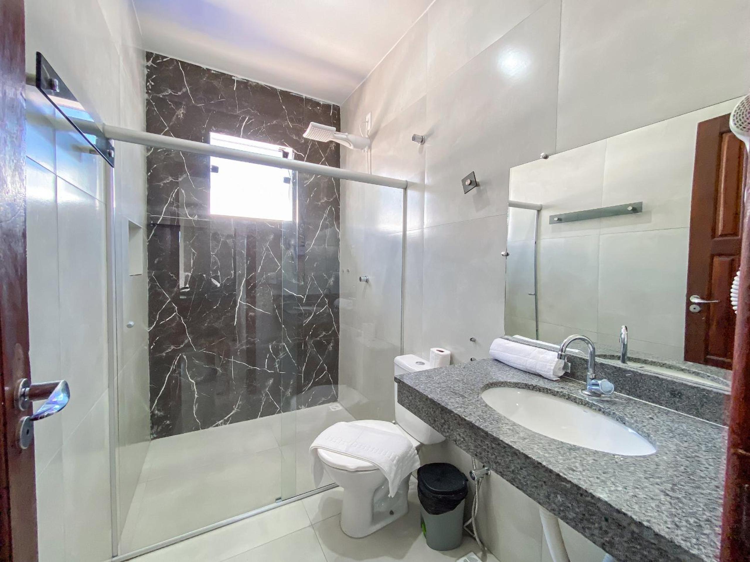Apê pavimento superior com 2 quartos (ambos com ar), internet Privativa, próximo a praia de Taperapuã, Residencial Maria Vitoria condomínio com piscina e á