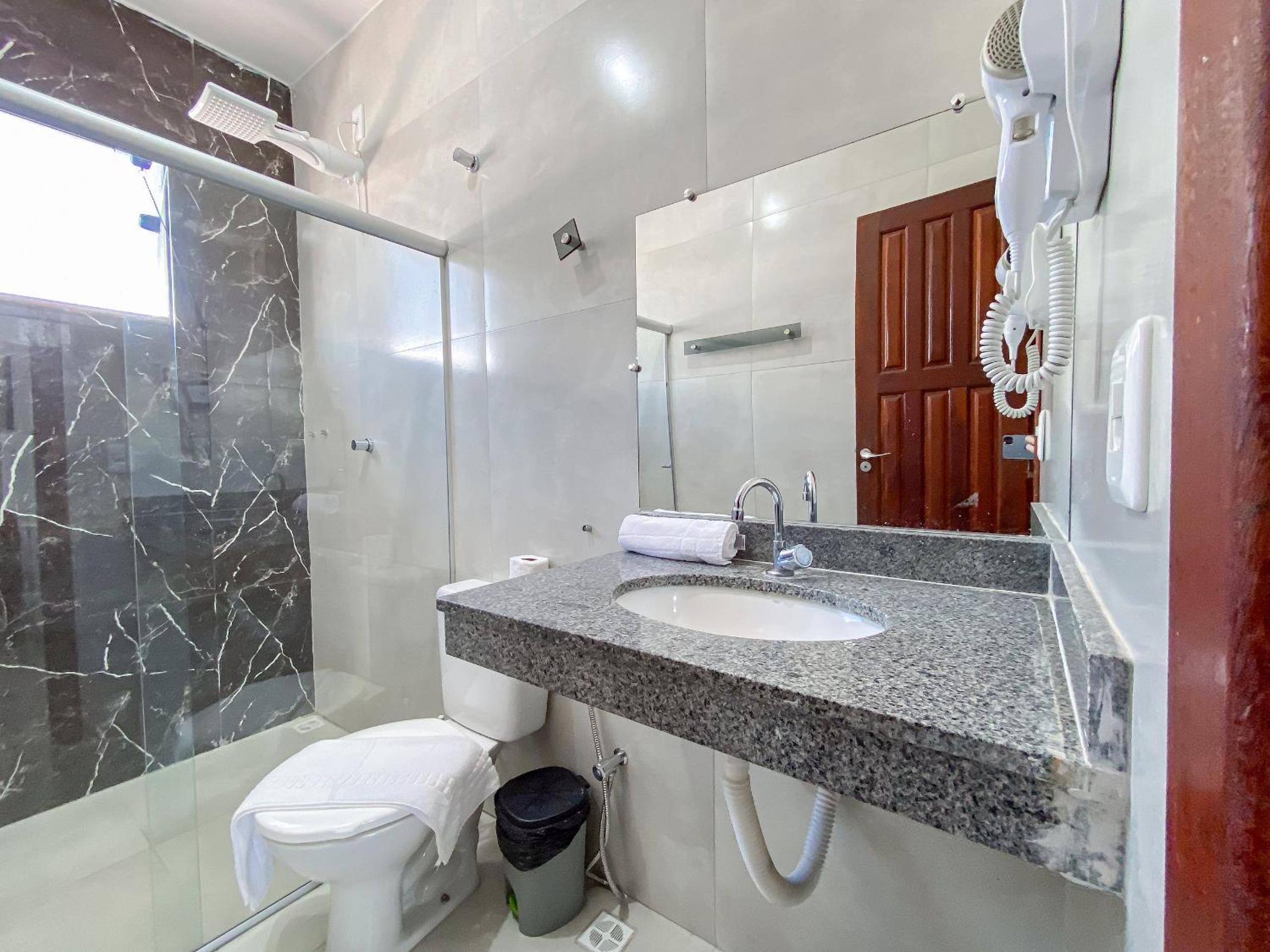 Apê pavimento superior com 2 quartos (ambos com ar), internet Privativa, próximo a praia de Taperapuã, Residencial Maria Vitoria condomínio com piscina e á