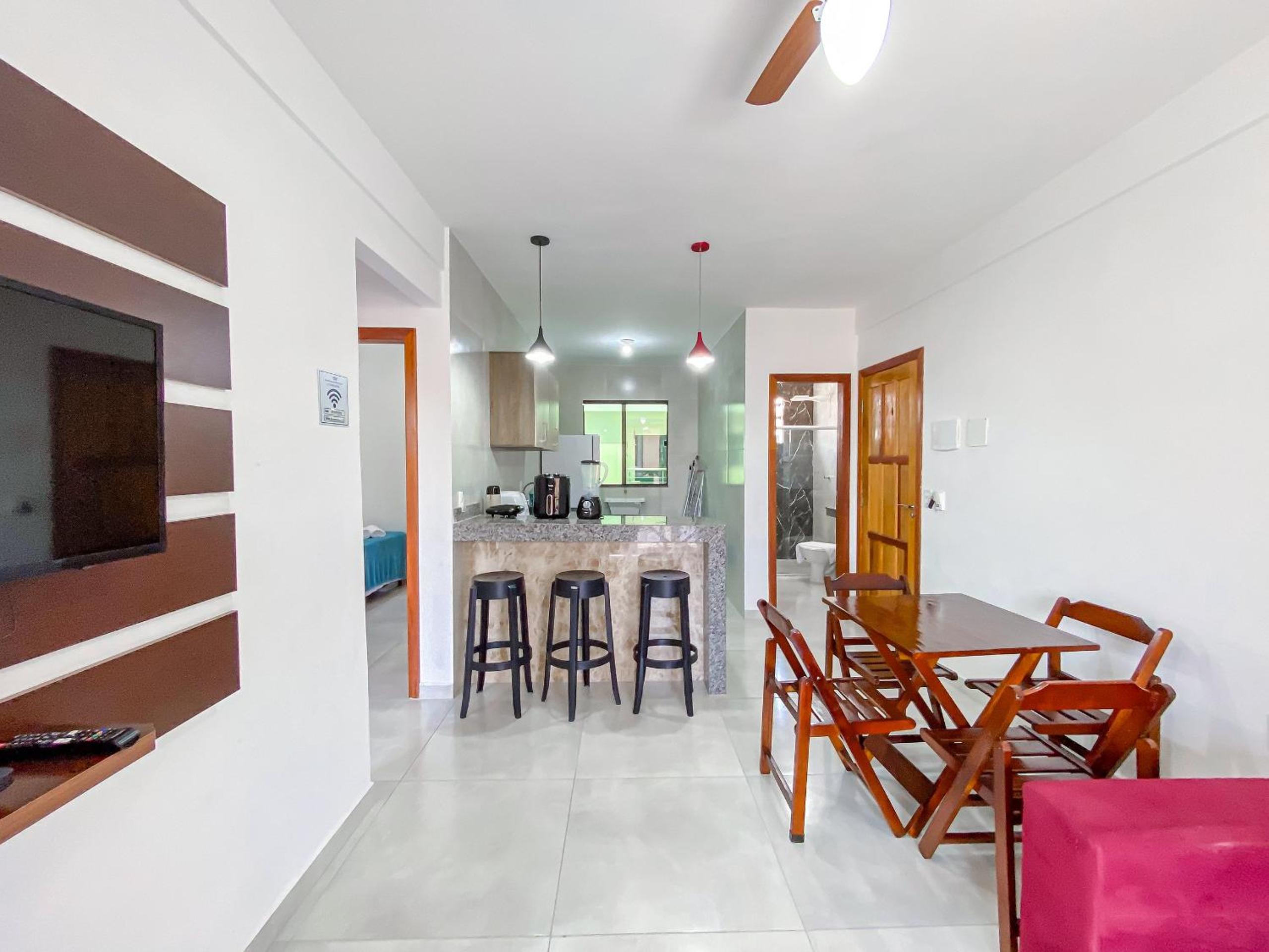 Apê pavimento superior com 2 quartos (ambos com ar), internet Privativa, próximo a praia de Taperapuã, Residencial Maria Vitoria condomínio com piscina e á