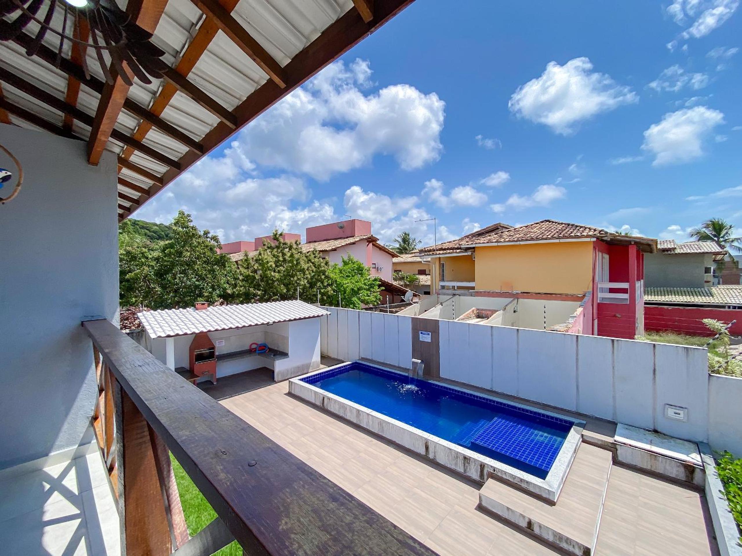 Apê pavimento superior com 2 quartos (ambos com ar), internet Privativa, próximo a praia de Taperapuã, Residencial Maria Vitoria condomínio com piscina e á