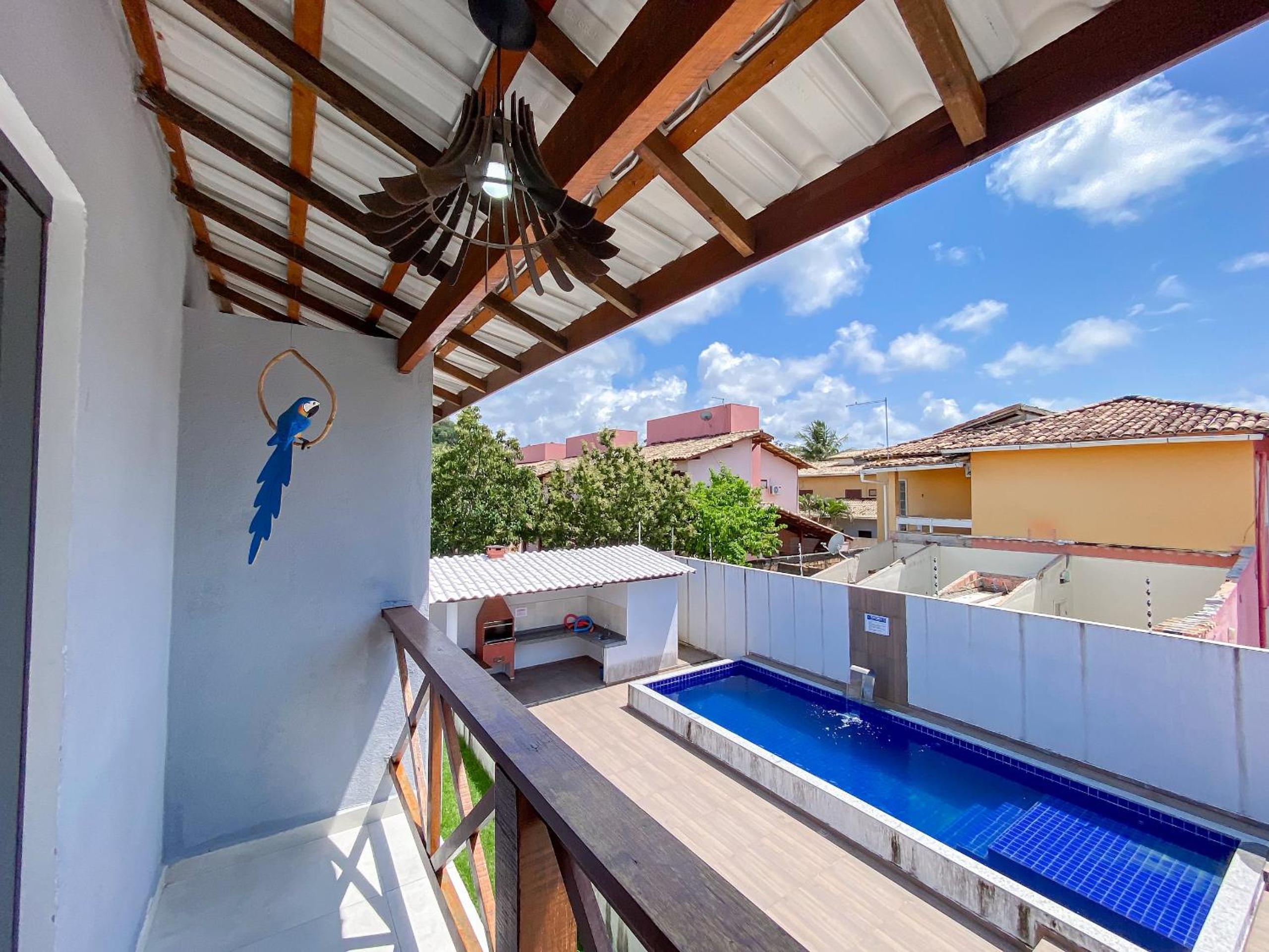 Apê pavimento superior com 2 quartos (ambos com ar), internet Privativa, próximo a praia de Taperapuã, Residencial Maria Vitoria condomínio com piscina e á