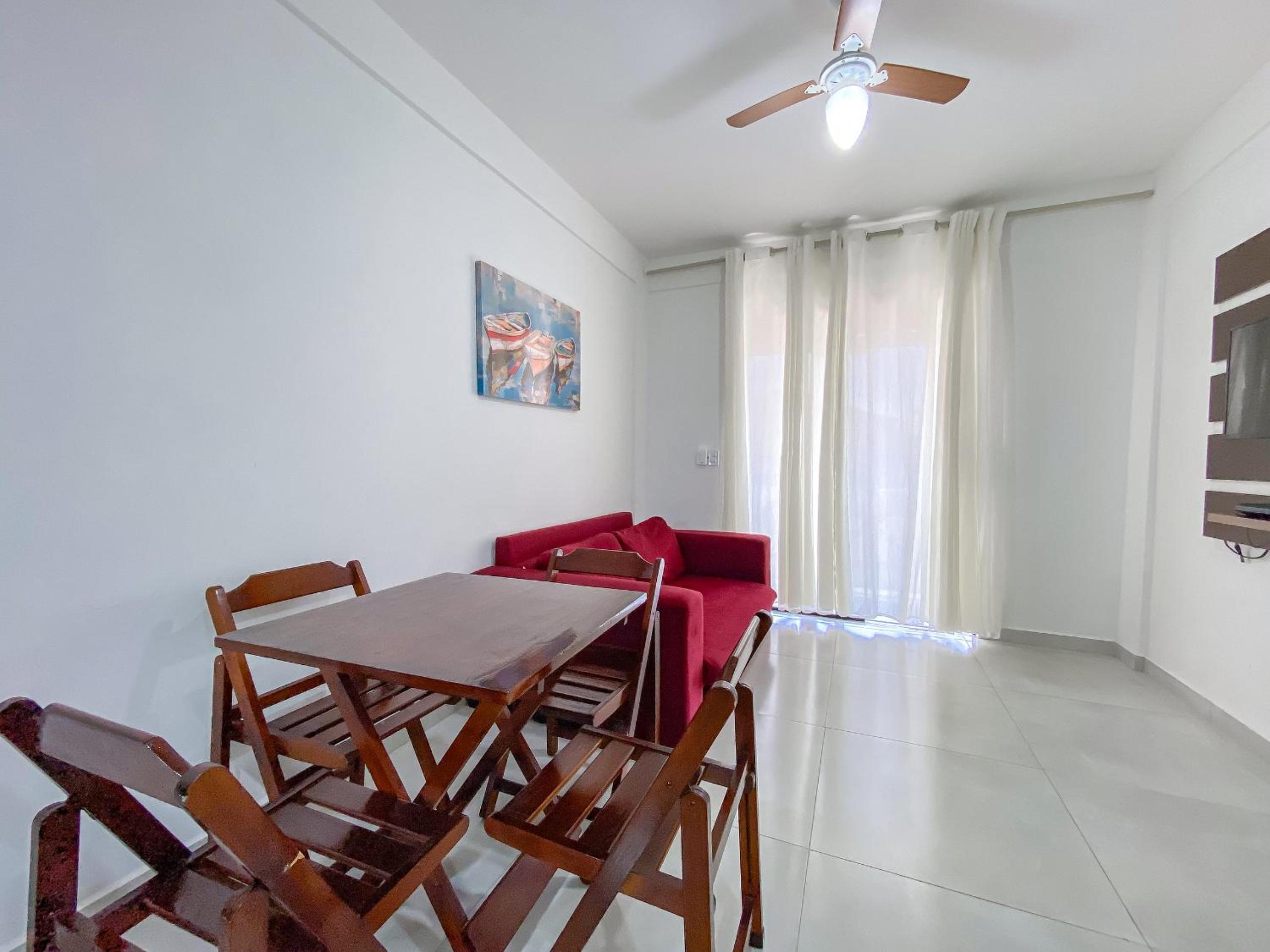 Apê pavimento superior com 2 quartos (ambos com ar), internet Privativa, próximo a praia de Taperapuã, Residencial Maria Vitoria condomínio com piscina e á