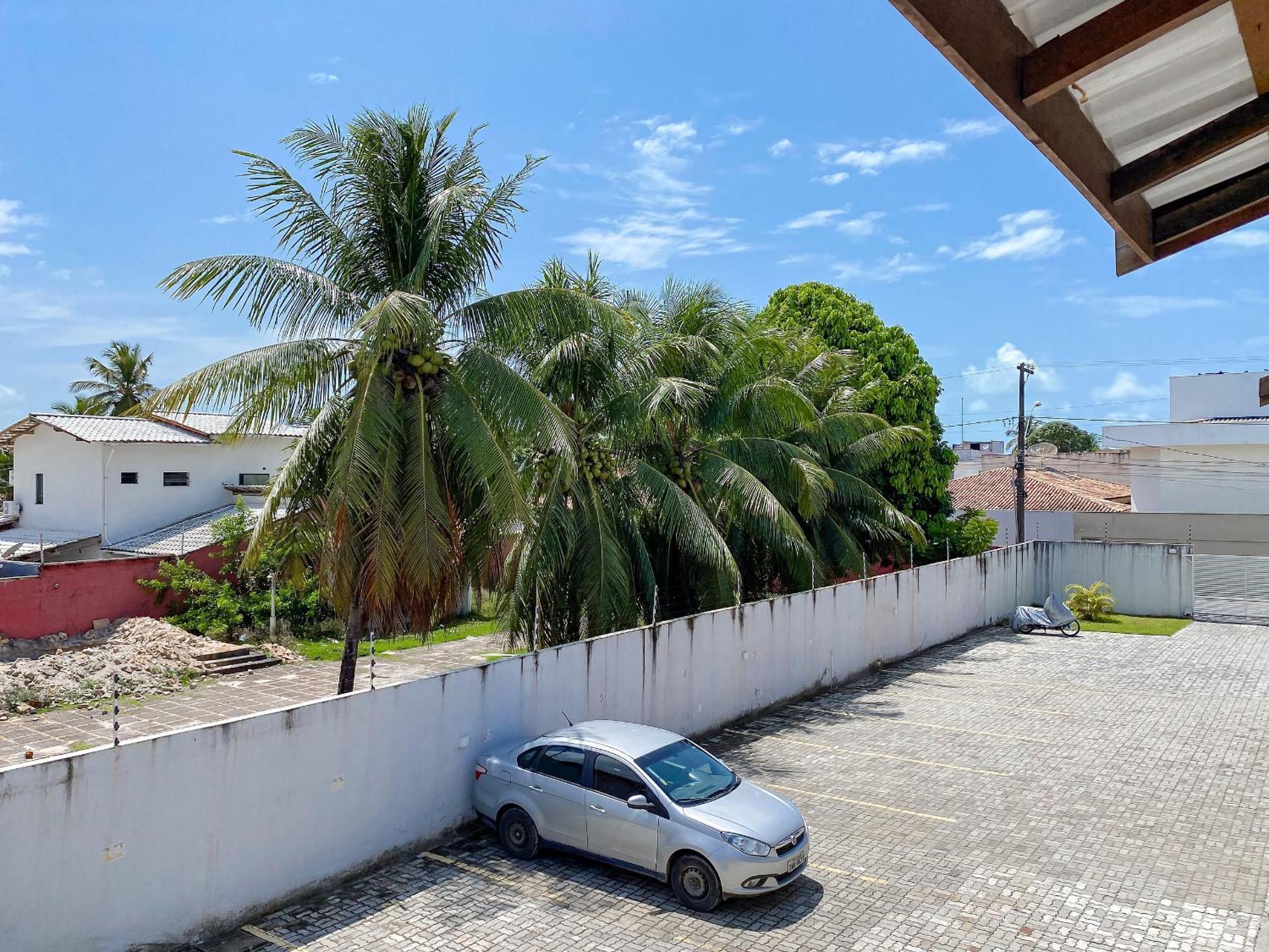 Apê pavimento superior com 2 quartos (ambos com ar), internet Privativa, próximo a praia de Taperapuã, Residencial Maria Vitoria condomínio com piscina e á
